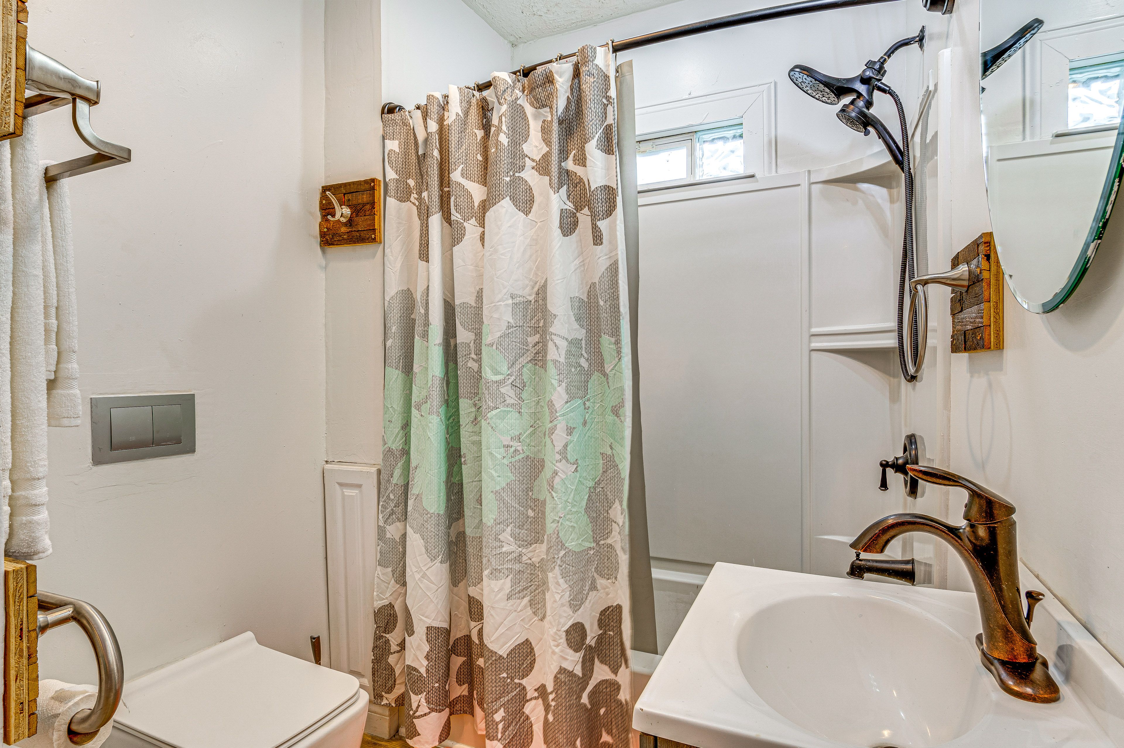 Full Bathroom | Towels Provided