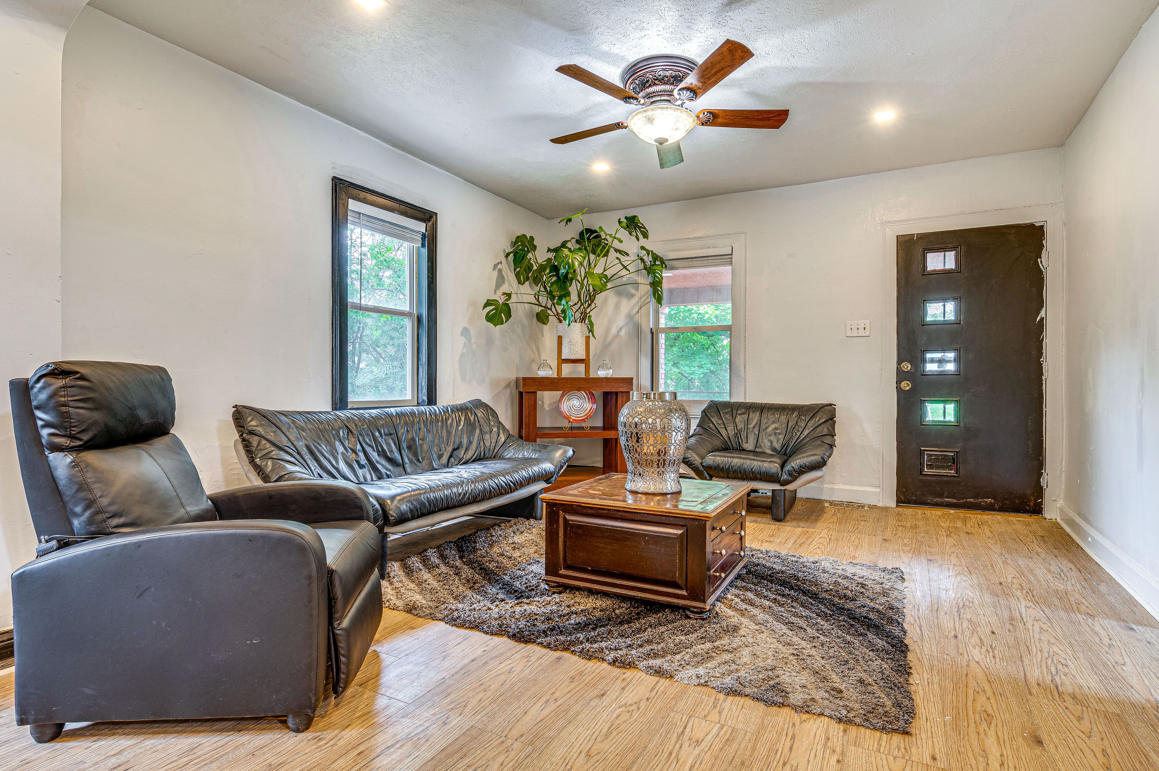 Living Room | Massage Chair | Free WiFi | Central Heating & A/C
