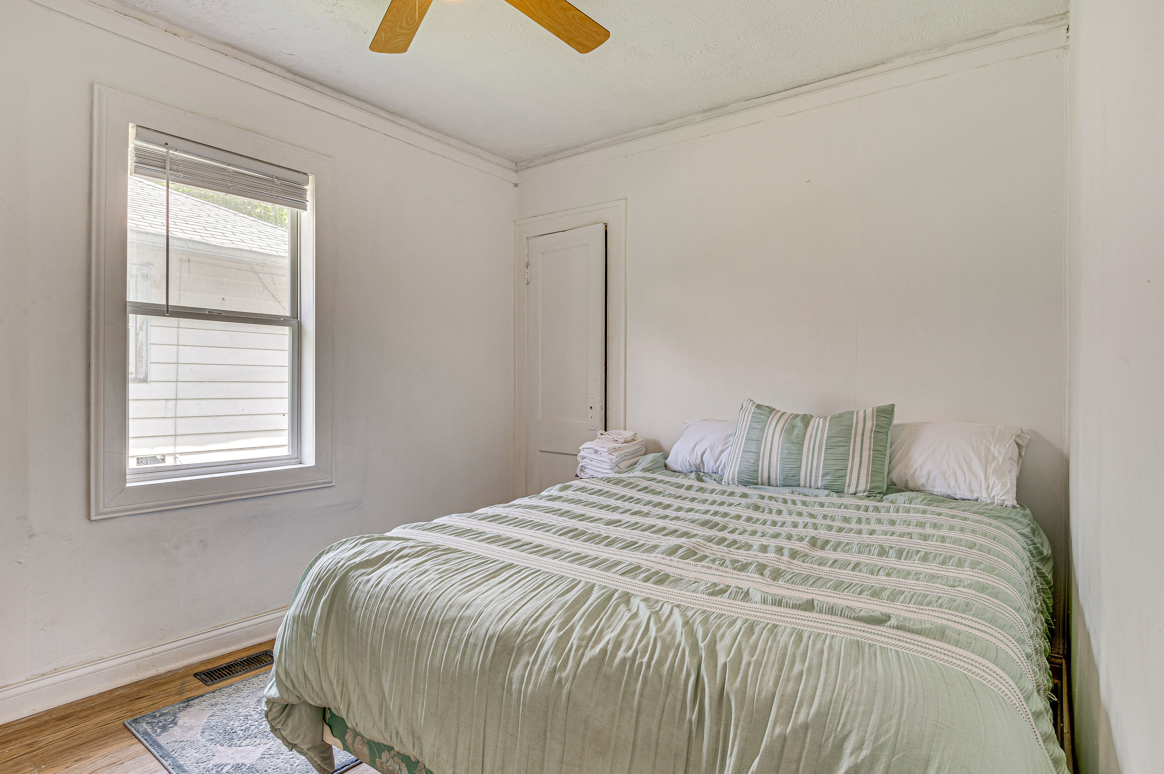 Bedroom 2 | Queen Bed