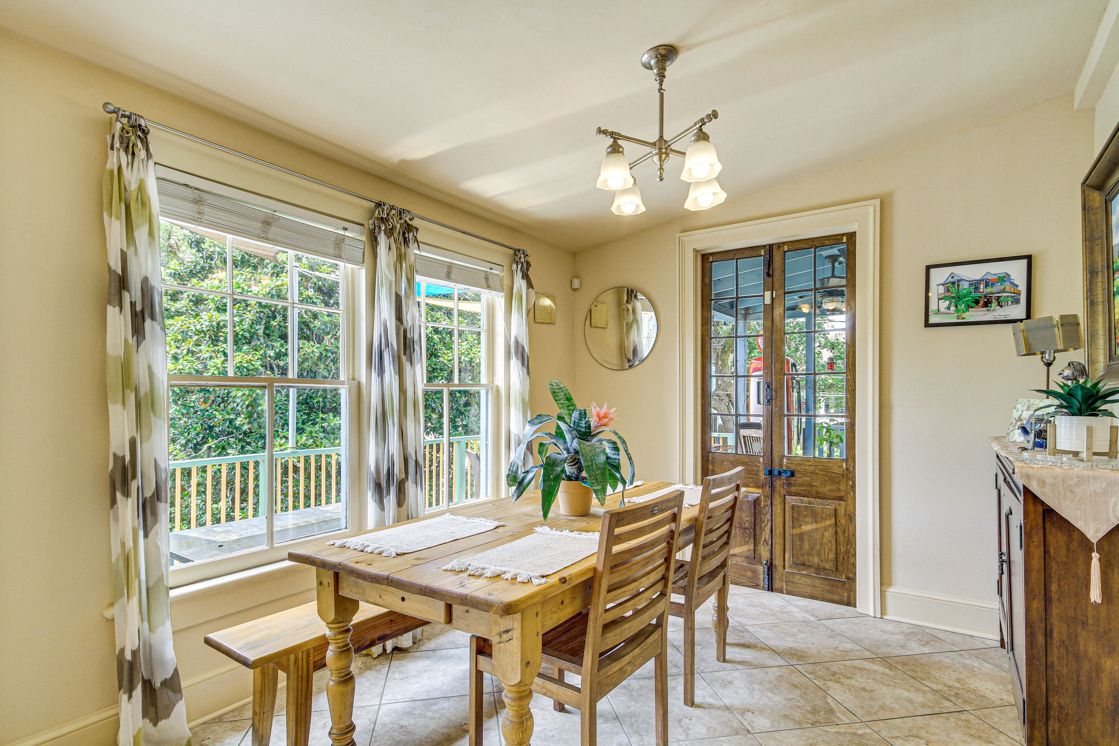 Dining Area | Dishware/Flatware Provided | 1st Floor