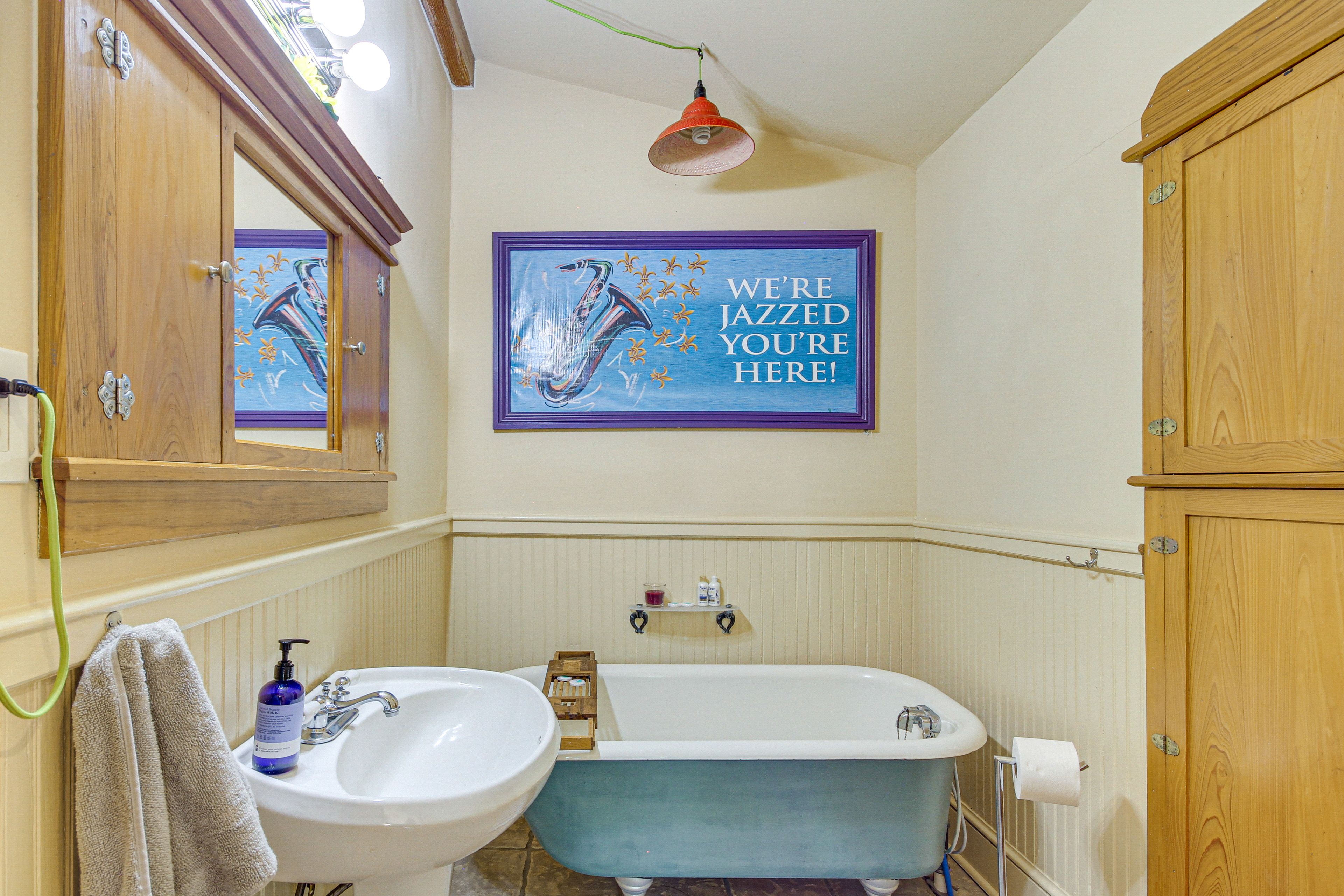Full Bathroom | Towels Provided | 2nd Floor