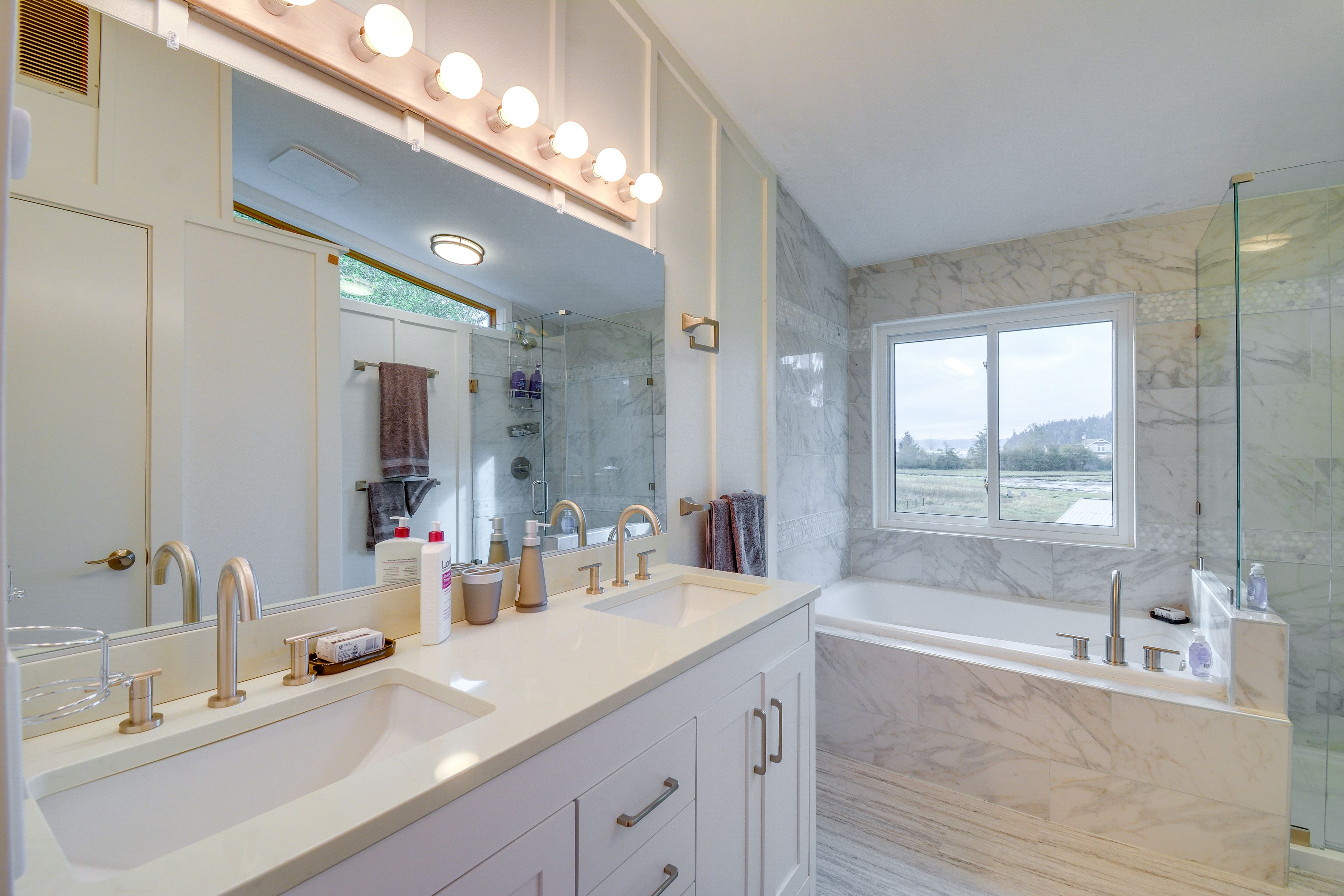 Full Bathroom | Towels Provided | Complimentary Toiletries | Main Level
