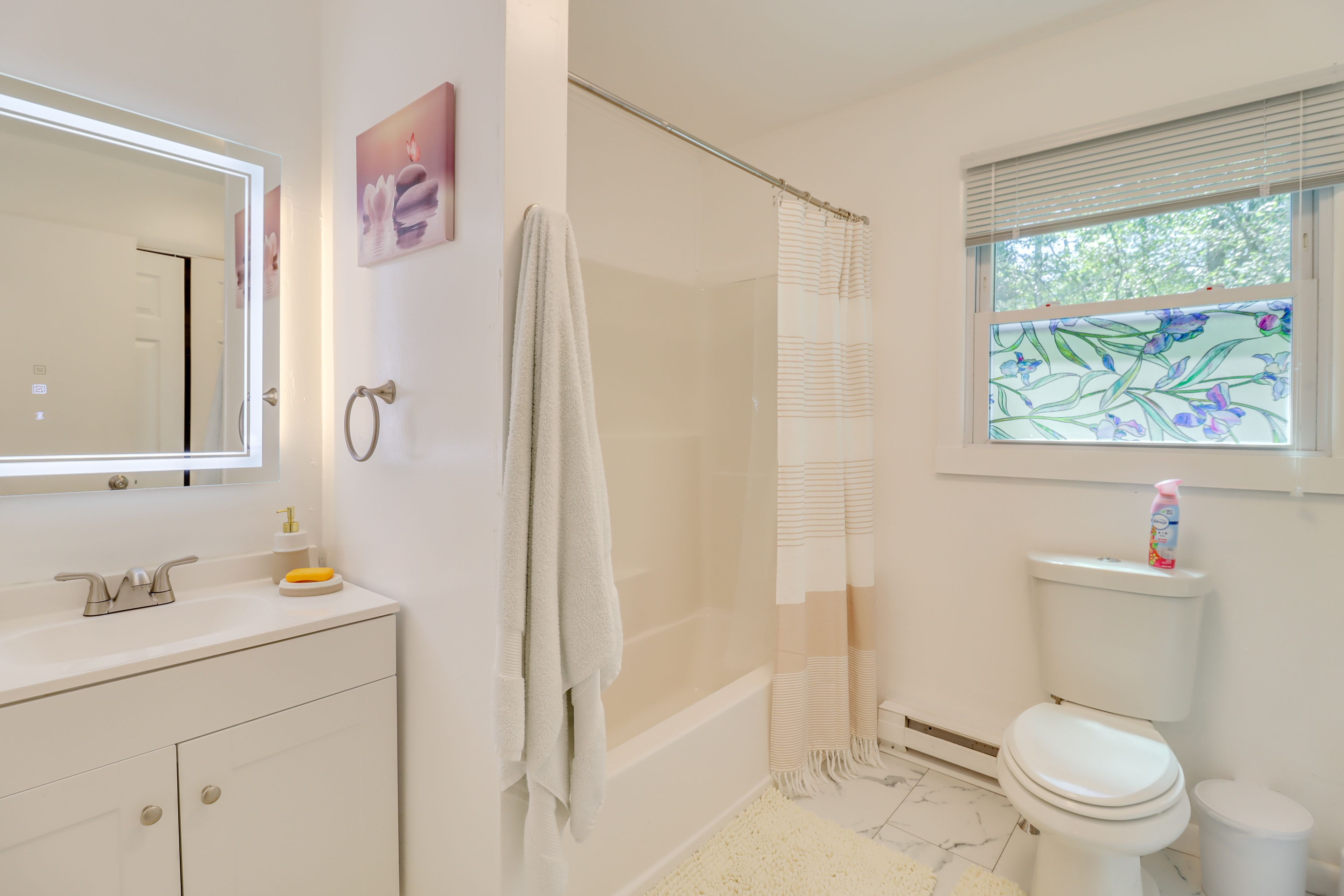 Full Bathroom | Towels Provided | Complimentary Toiletries | Hair Dryer
