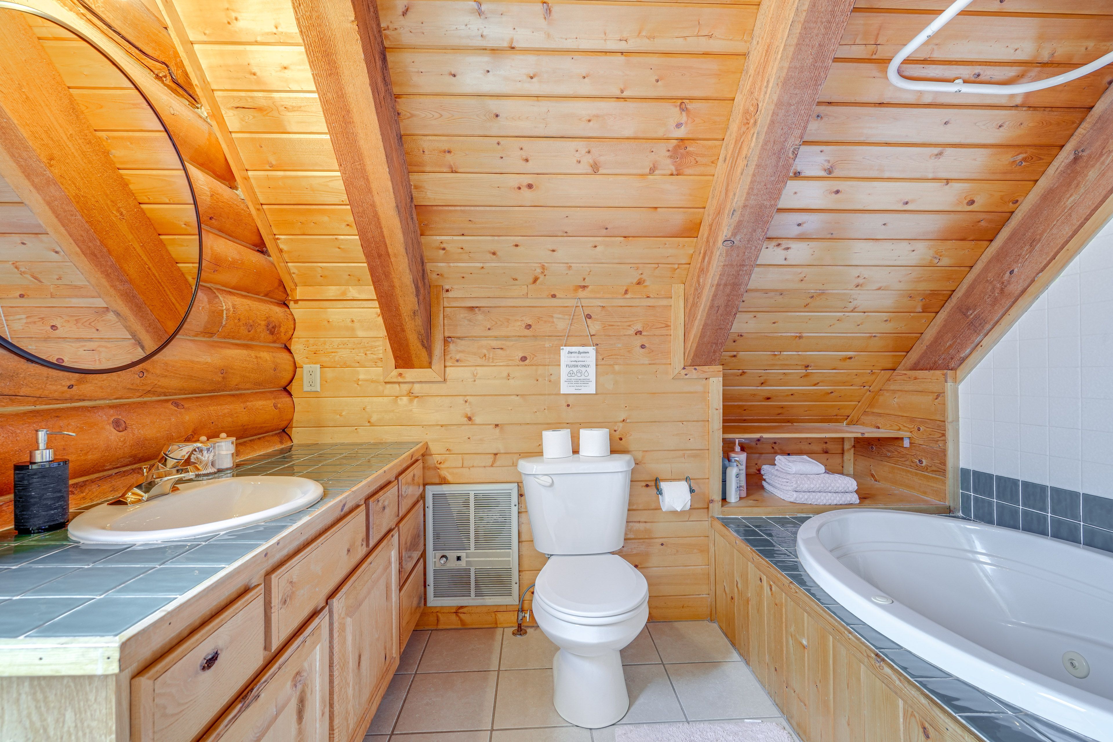 En-Suite Bathroom | 2nd Floor | Jetted Tub