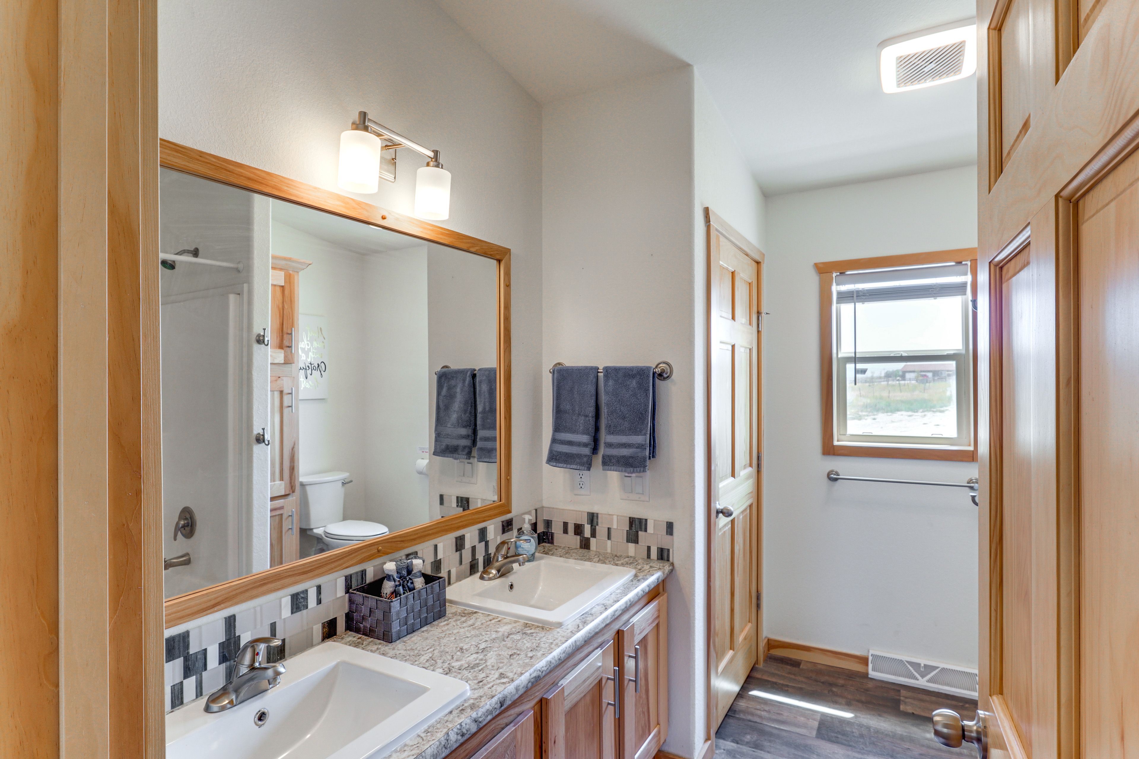 Full Bathroom | 1st Floor | Towels Provided