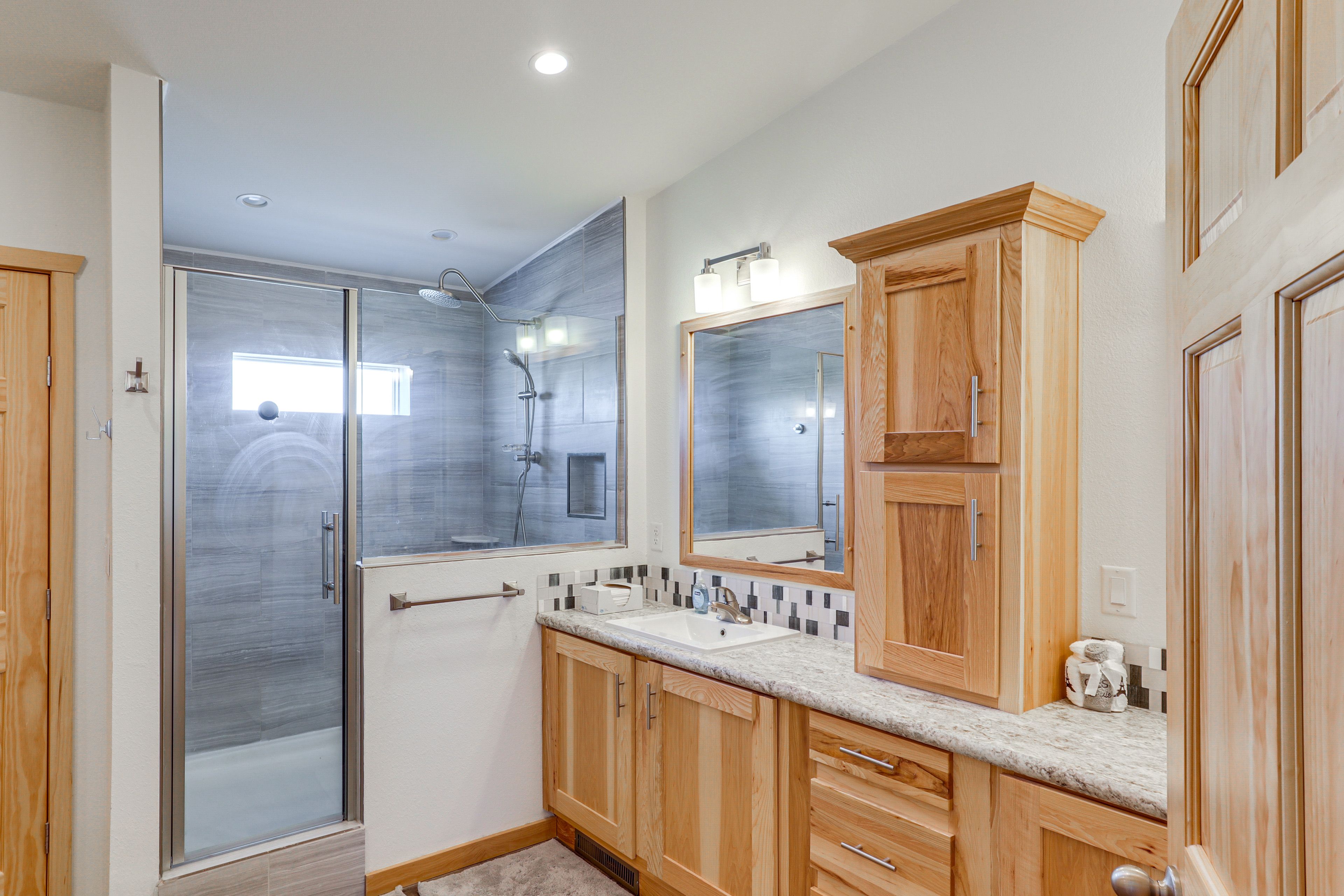 Full Bathroom | 1st Floor | Complimentary Toiletries