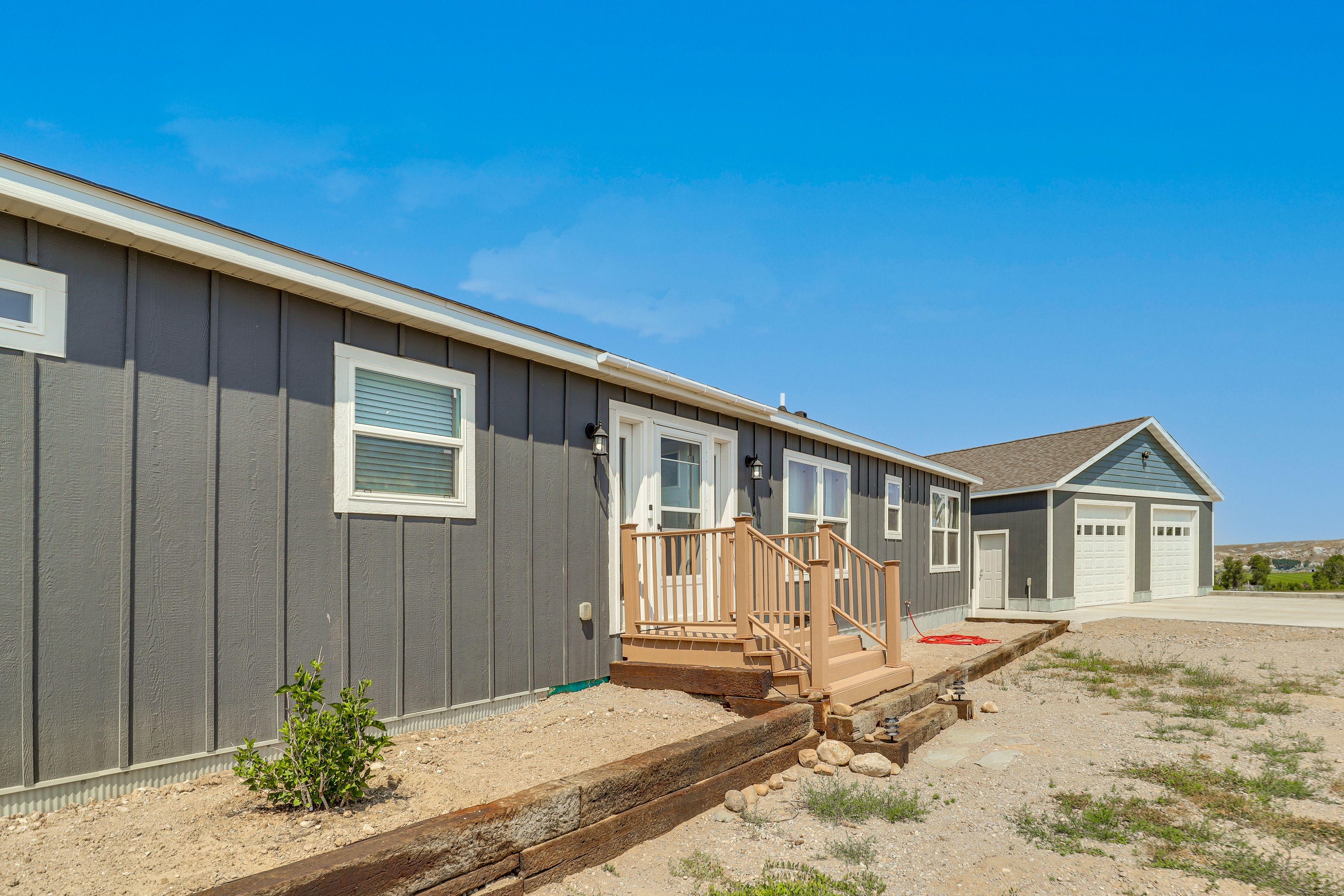 Home Exterior | Parking | Driveway (2 Vehicles) | Trailers Welcome