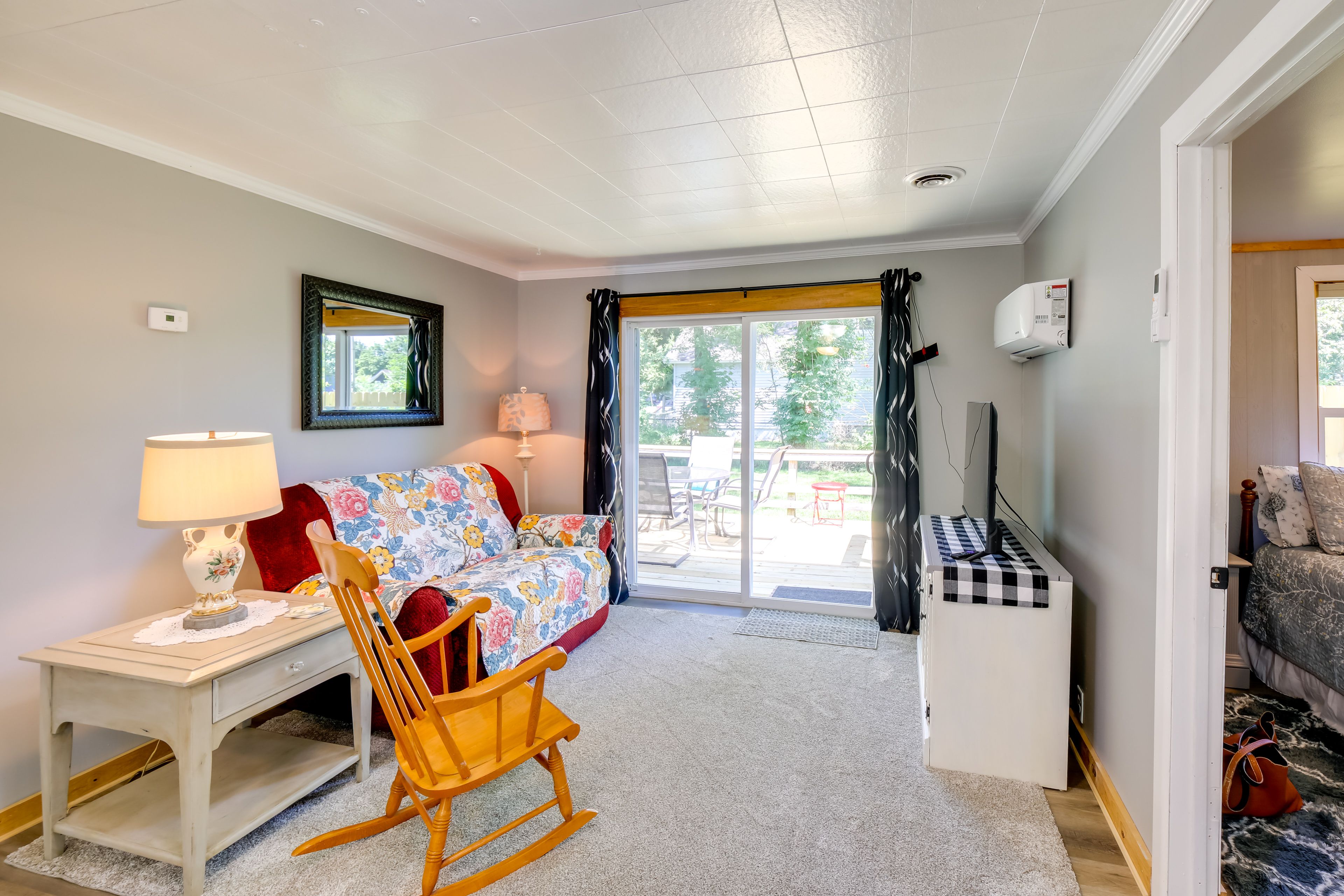 Living Room | Flat-Screen TV | Free WiFi