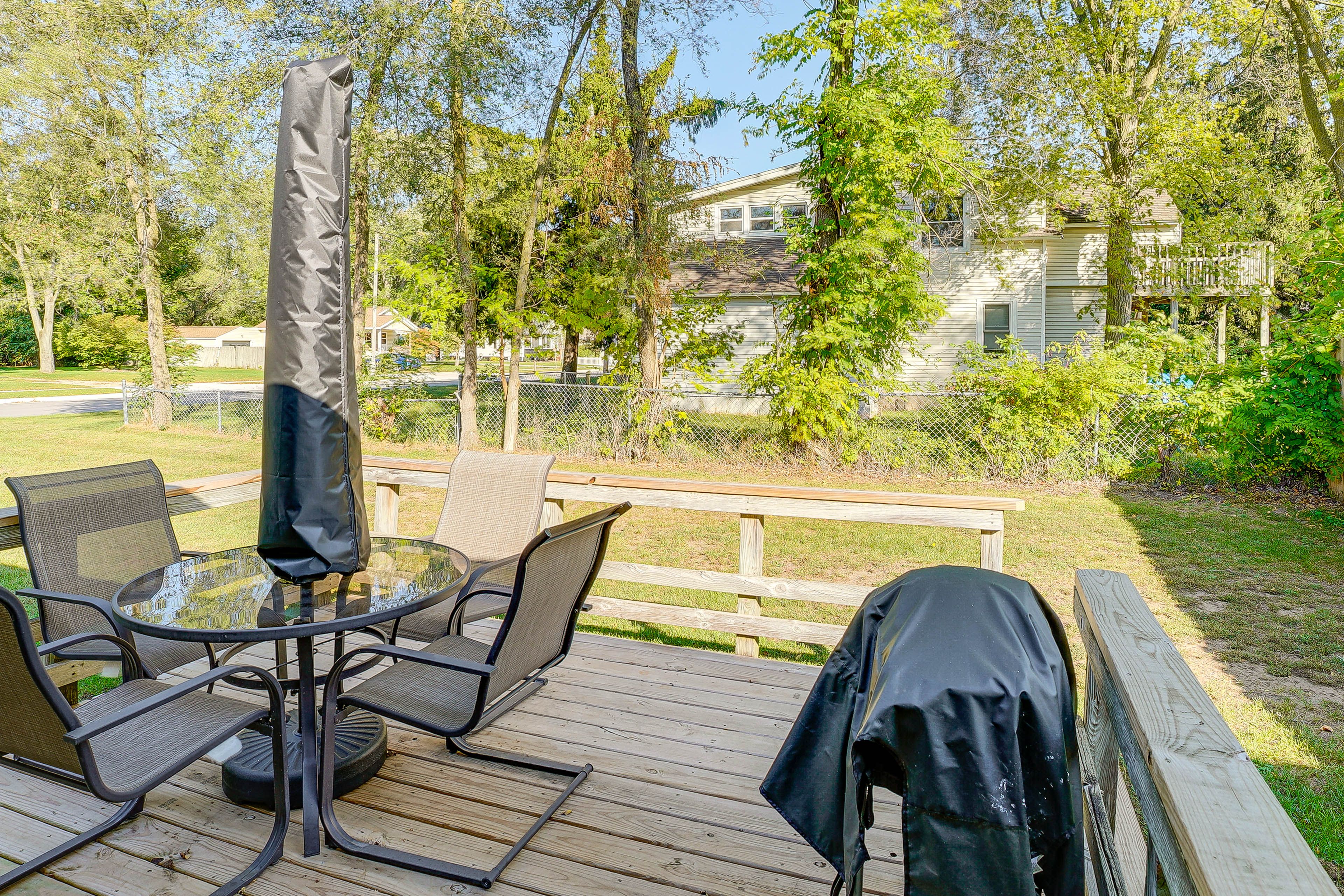 Deck | Outdoor Dining Area