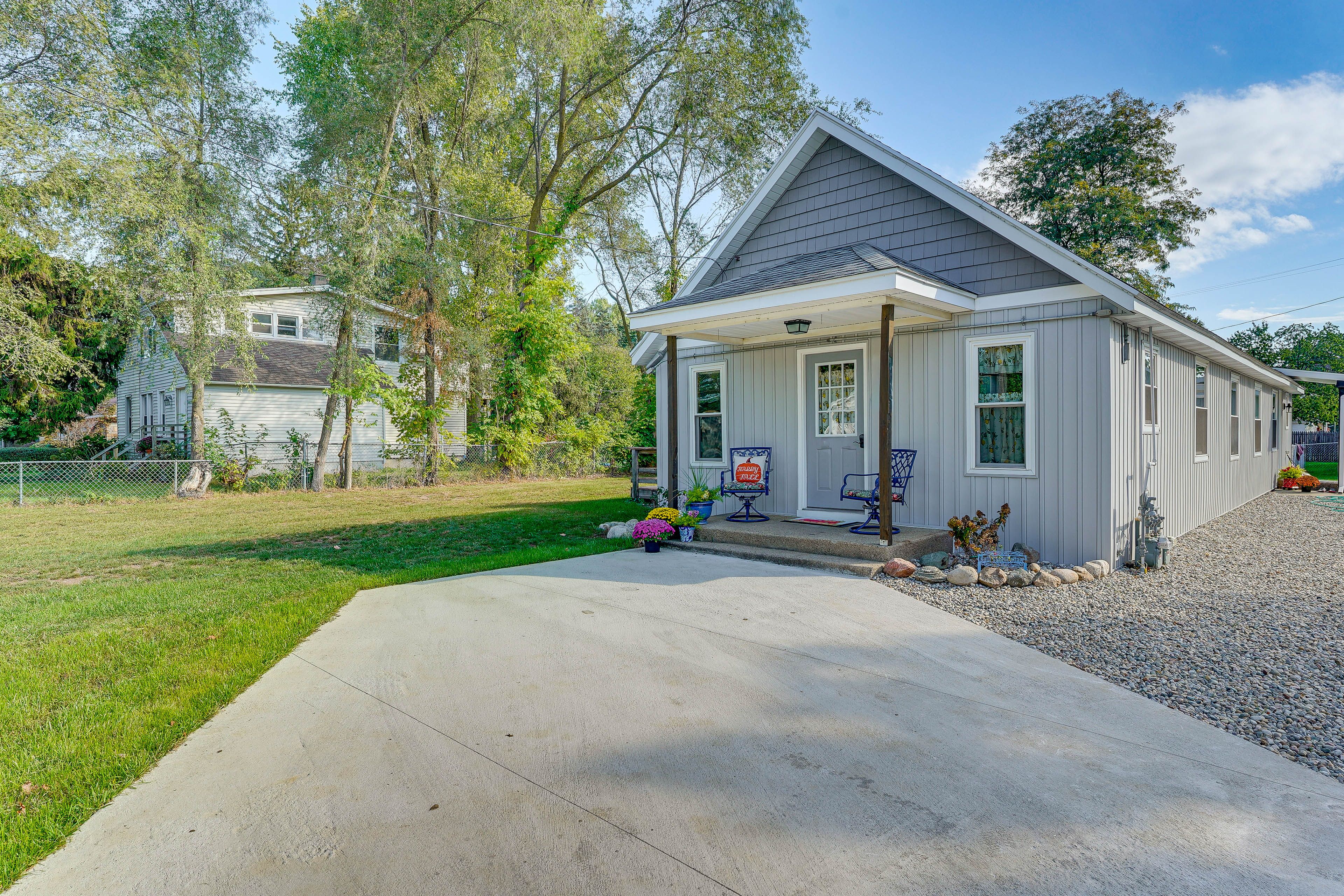 Apartment Exterior | Front Porch