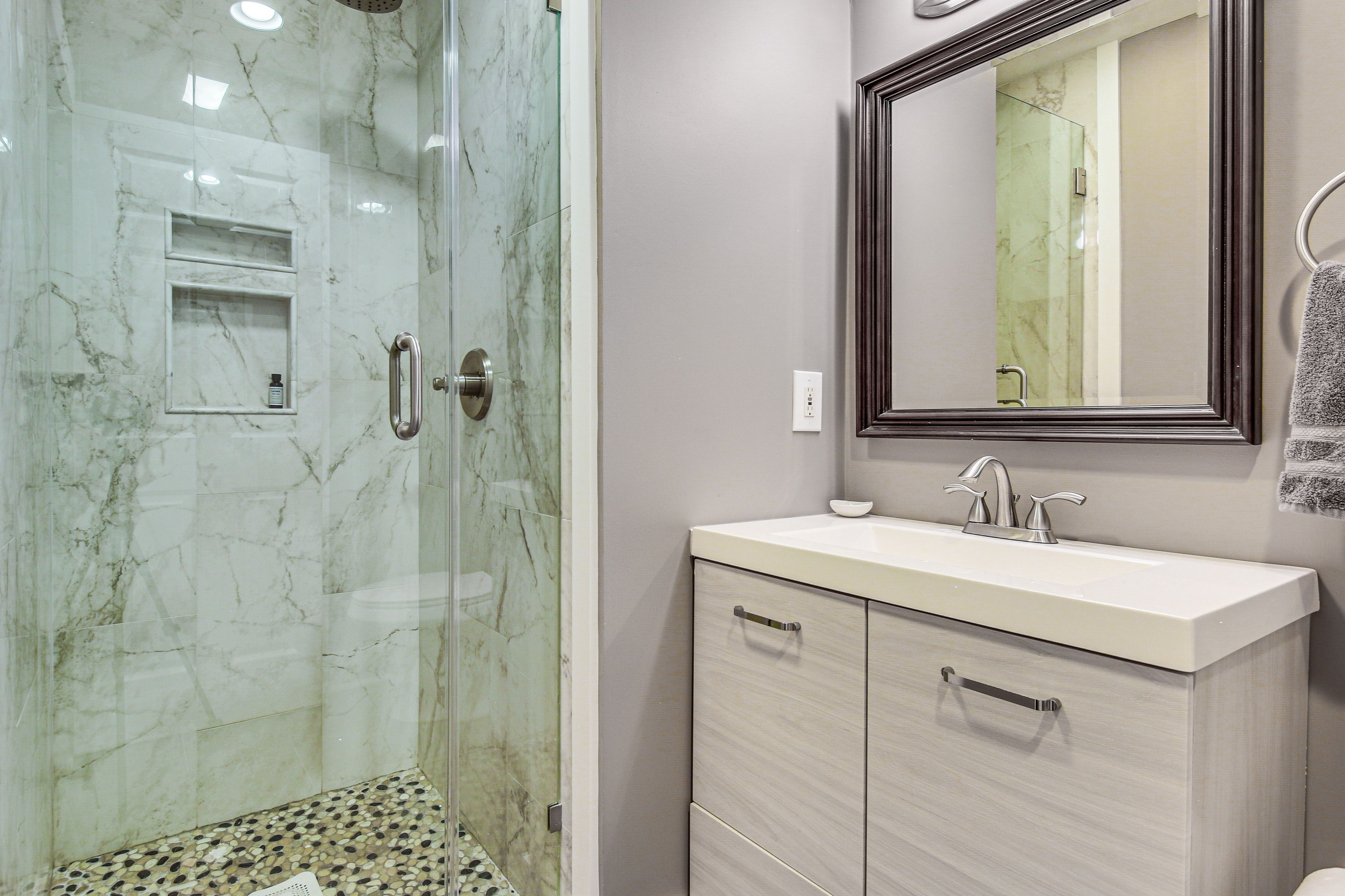 Full Bathroom | Towels Provided | 1st Floor