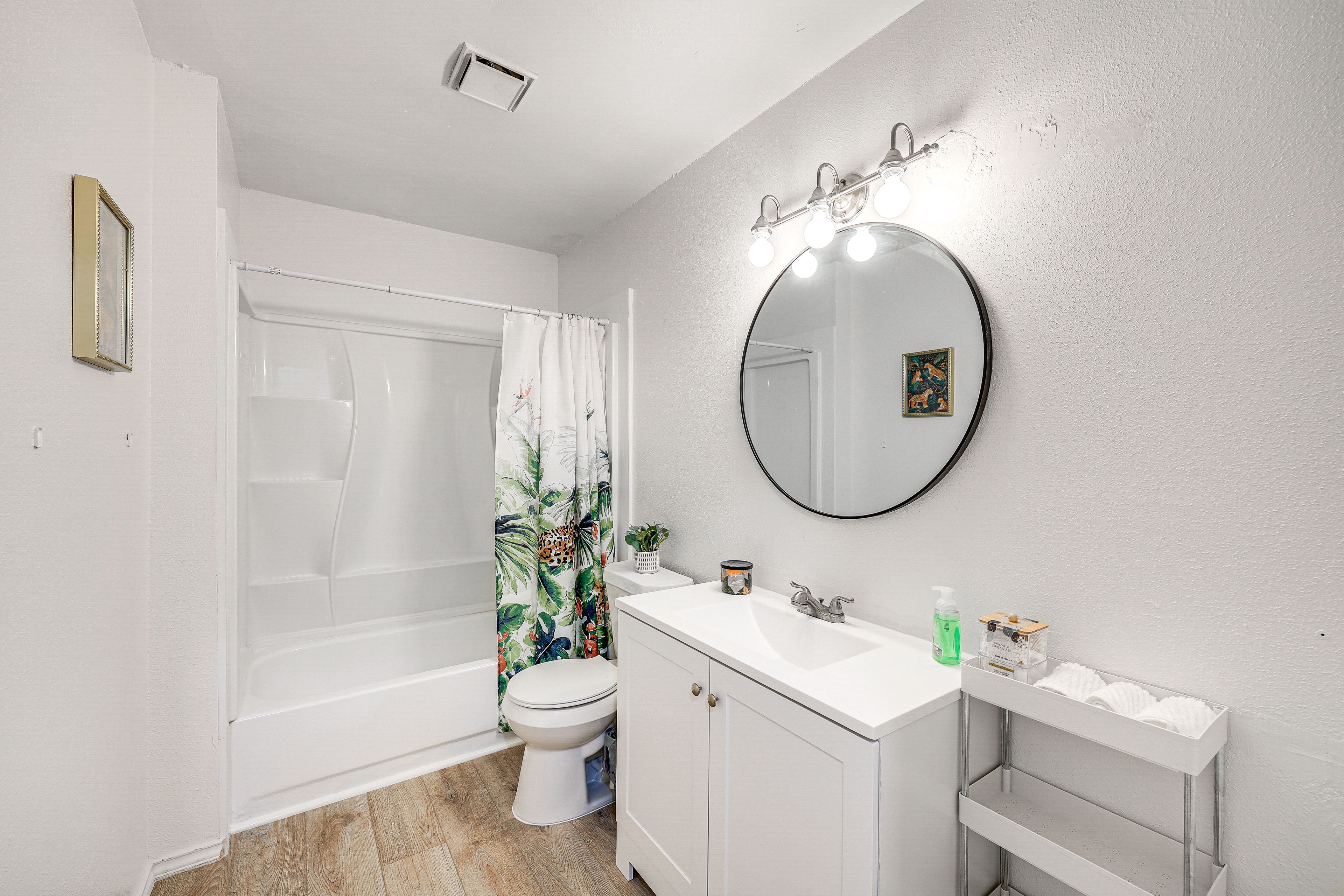 Full Bathroom | Complimentary Toiletries | 2nd Floor