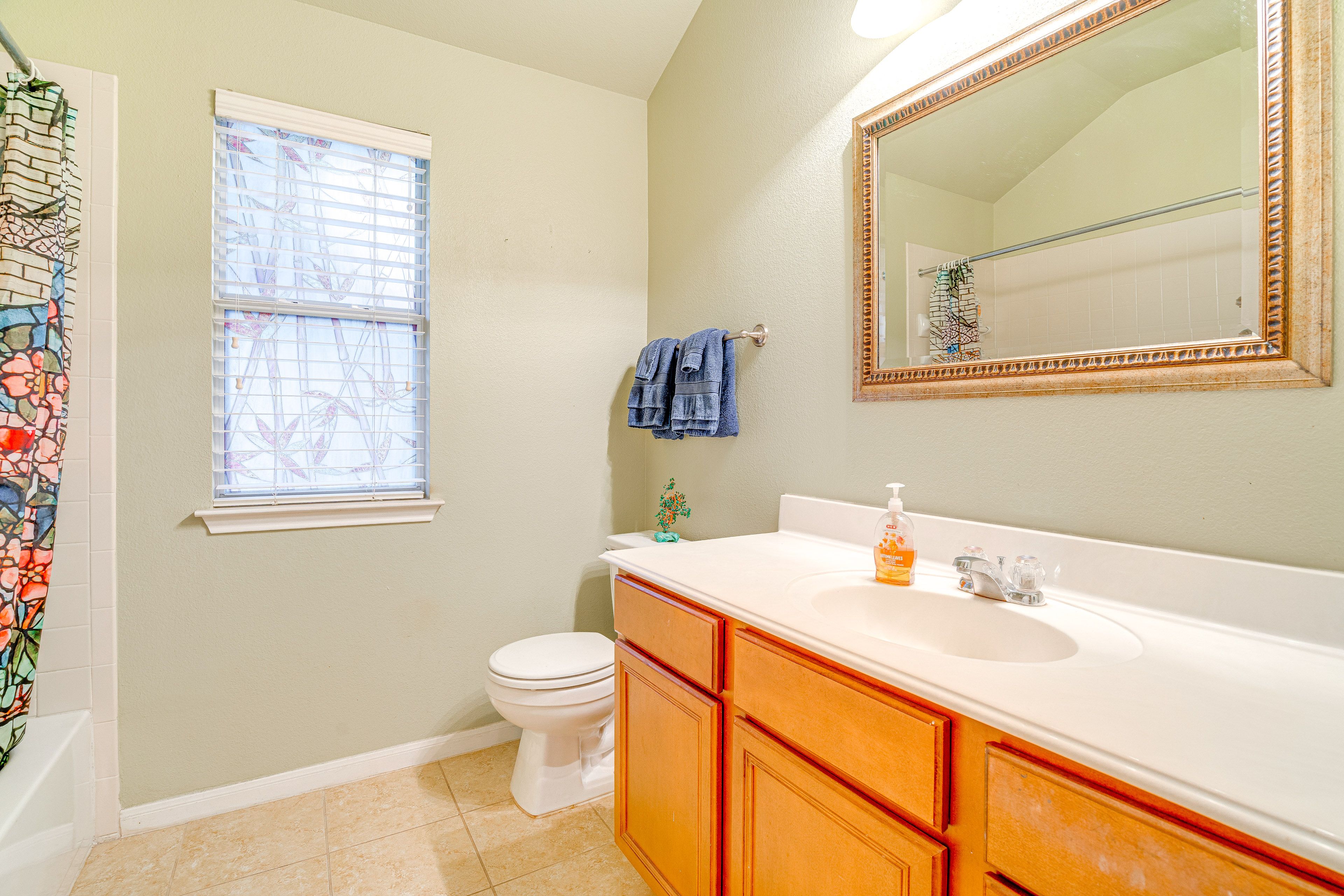 Full Bathroom | Towels Provided