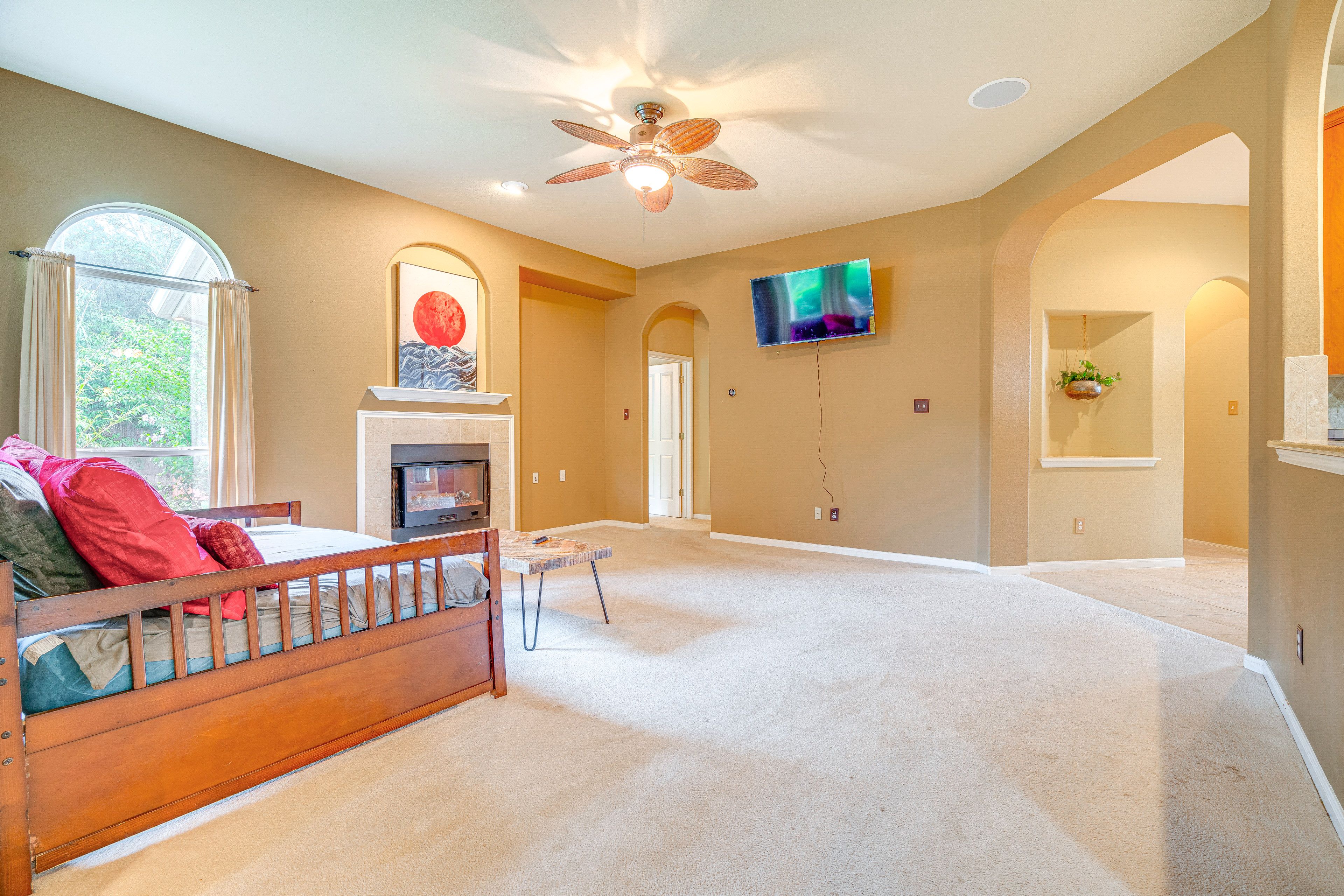 Living Area | Smart TV | Fireplace | Full Daybed