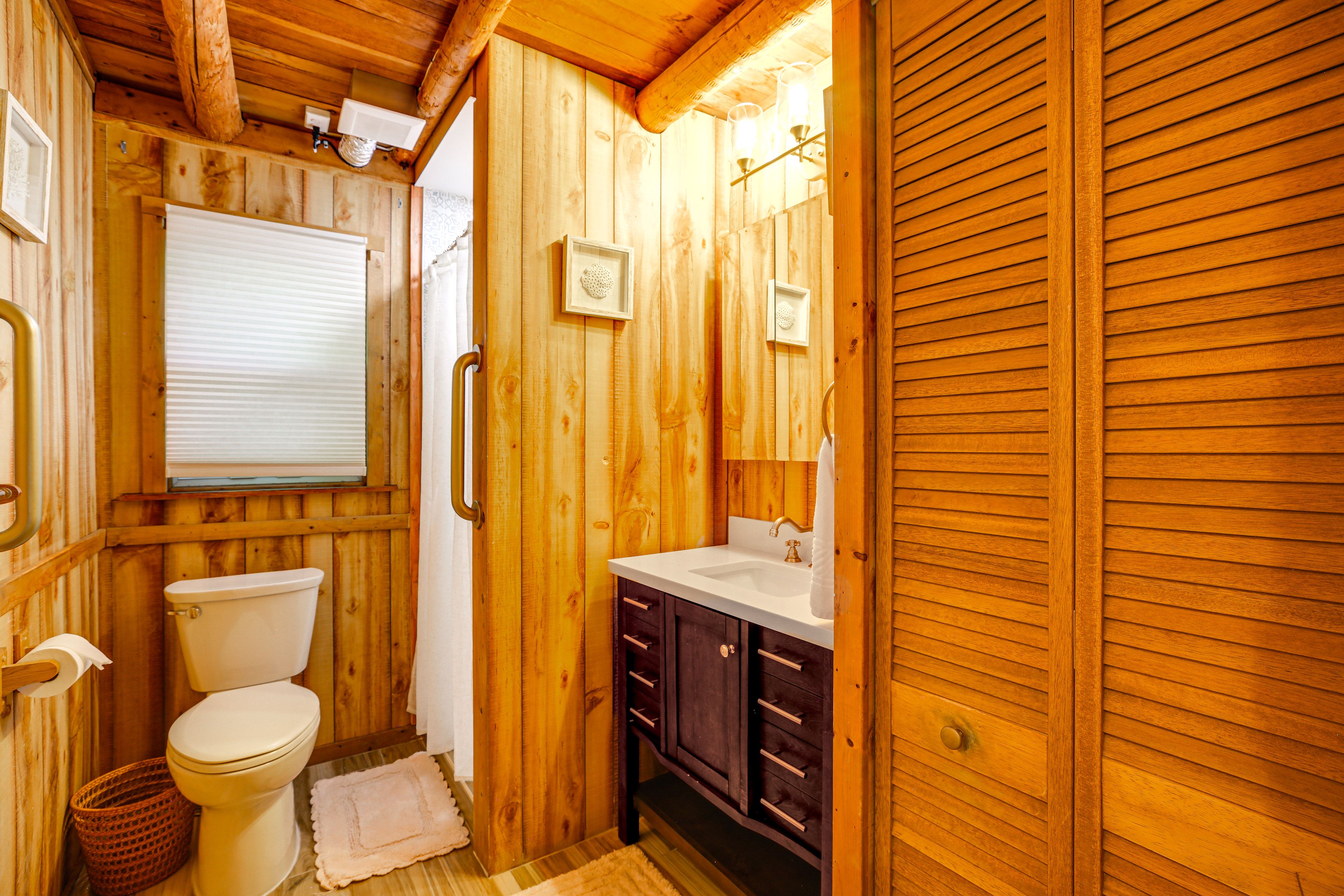 Full Bathroom | Main Level | Towels Provided | Complimentary Toiletries