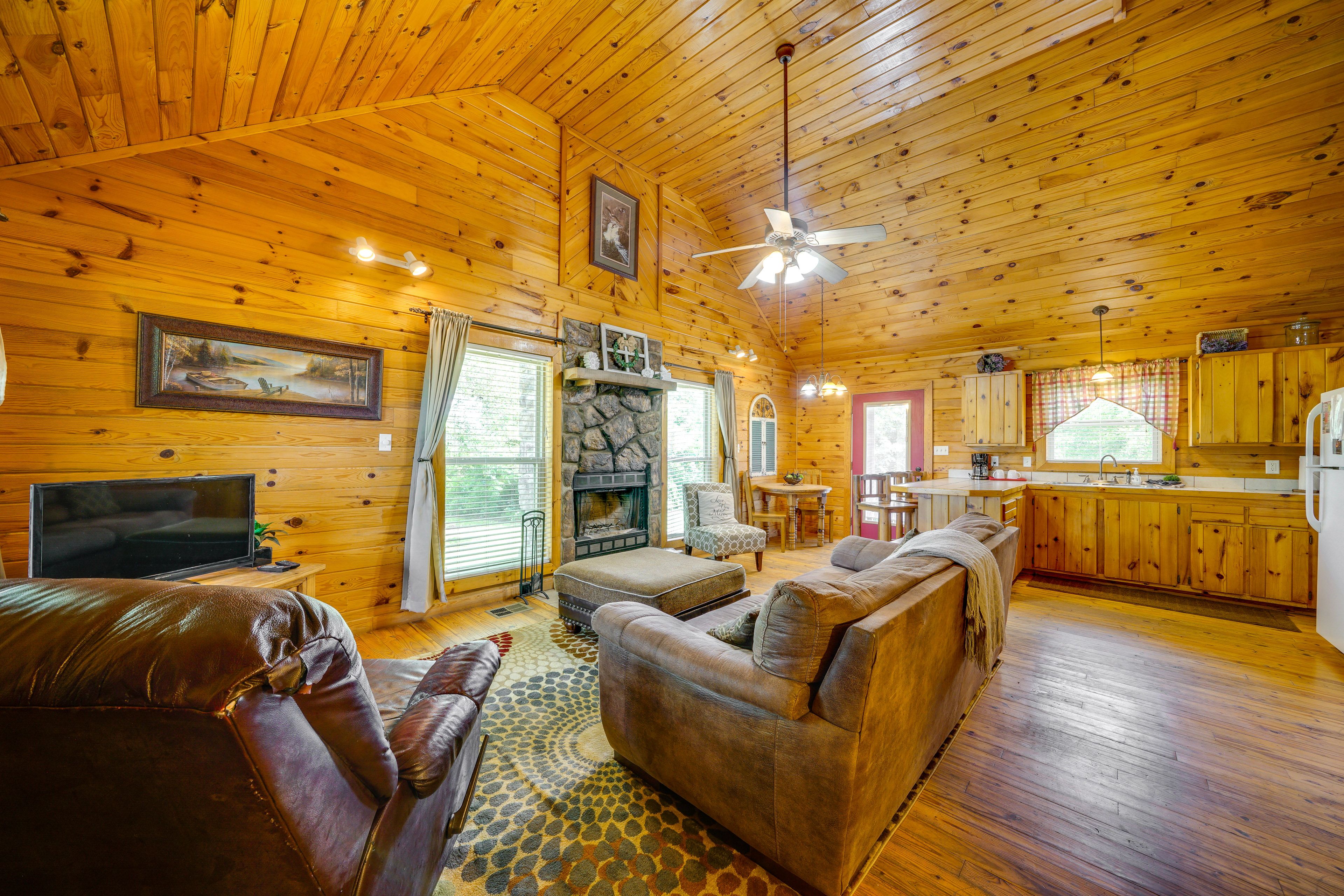 Smithville Vacation Rental | 2BR | 1BA | 900 Sq Ft | 3 Steps to Enter