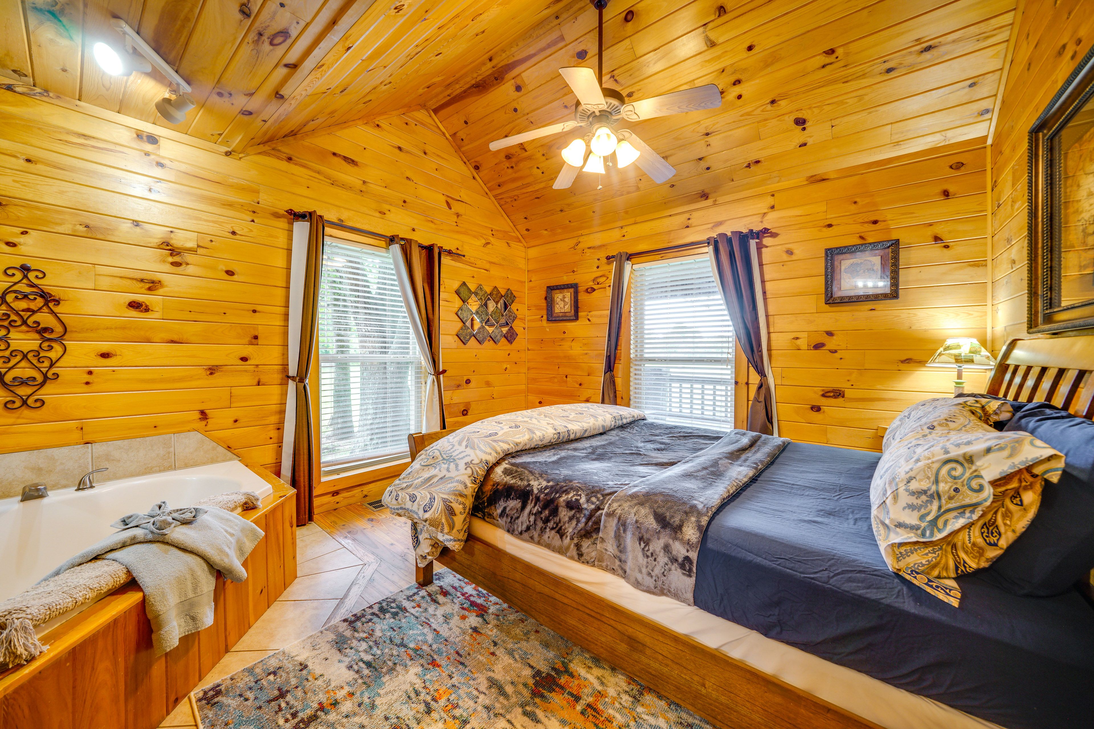 Bedroom 1 | Queen Bed | Linens Provided | Jetted Tub | 1st Floor