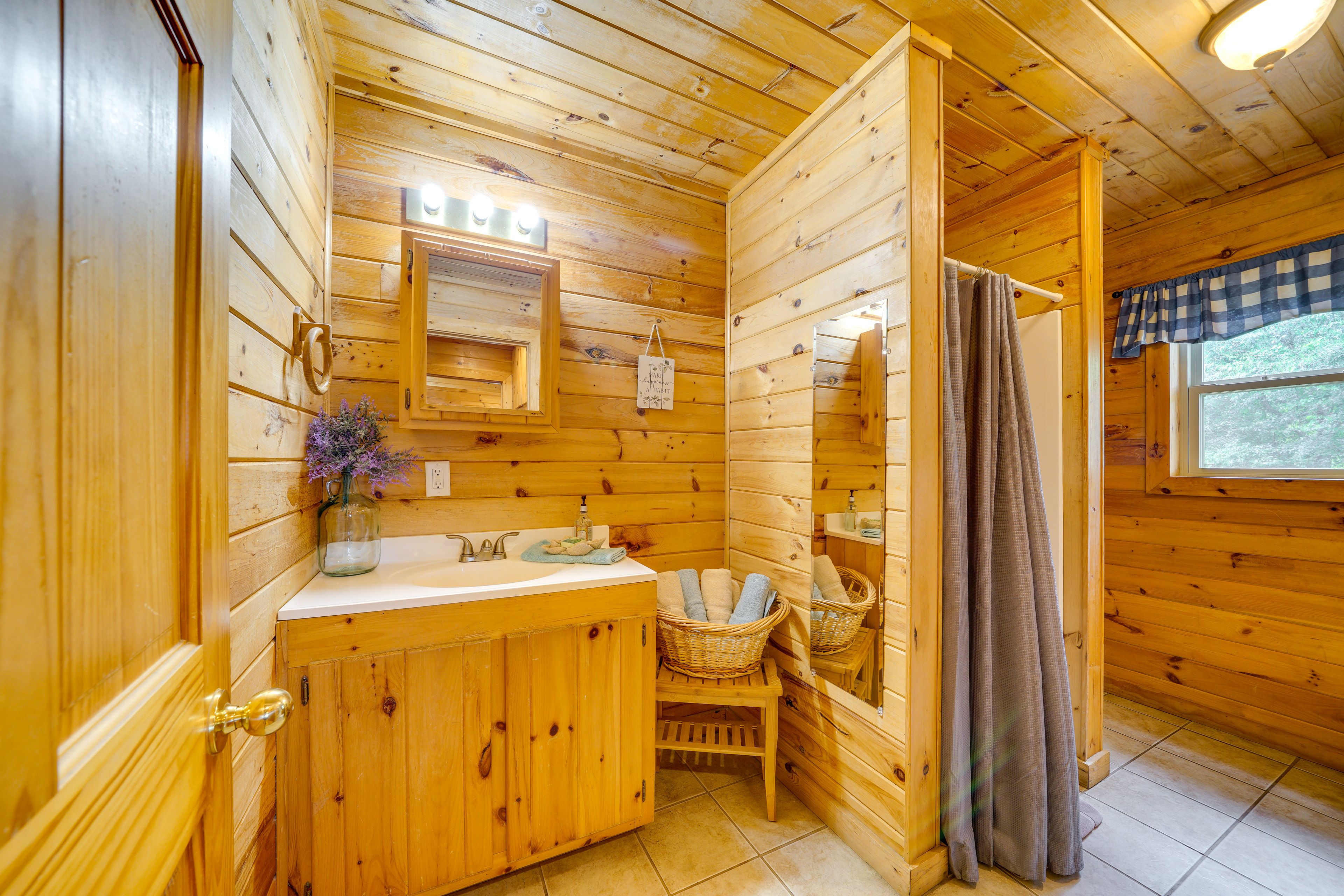 Full Bathroom | Towels Provided | Complimentary Toiletries | 1st Floor