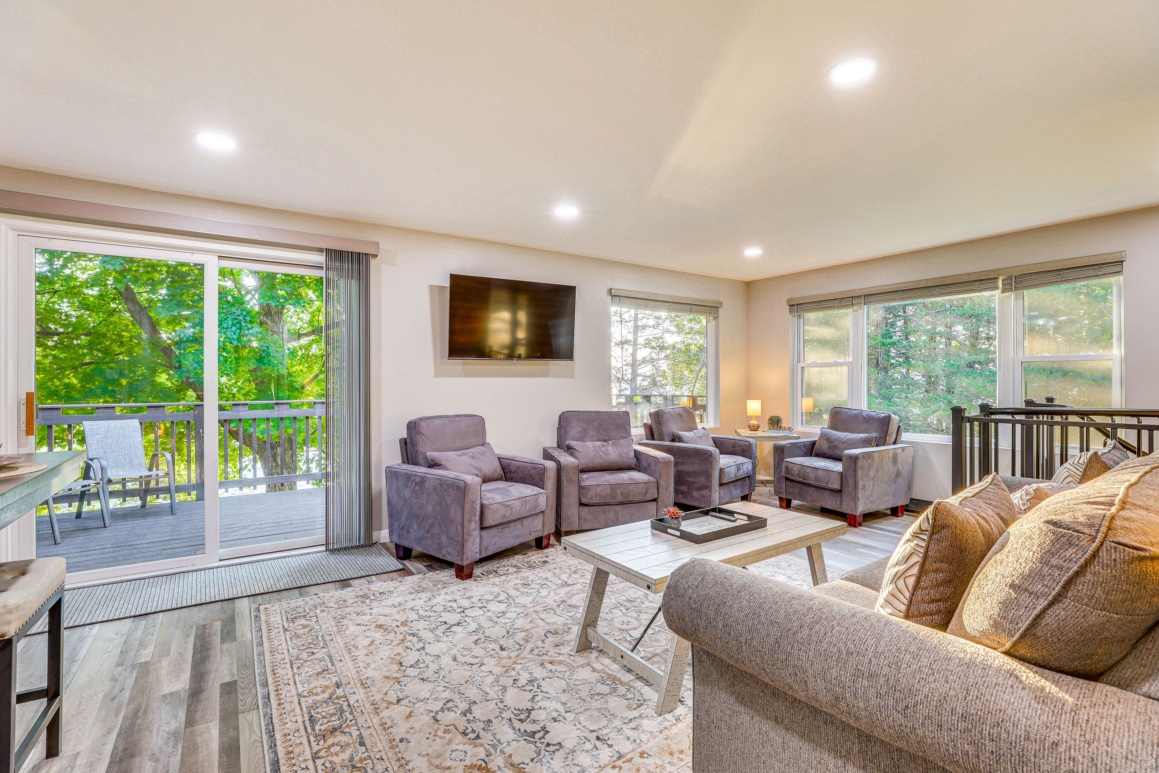 Living Room | Free WiFi | Central Heating & A/C | Smart TV | Main Level