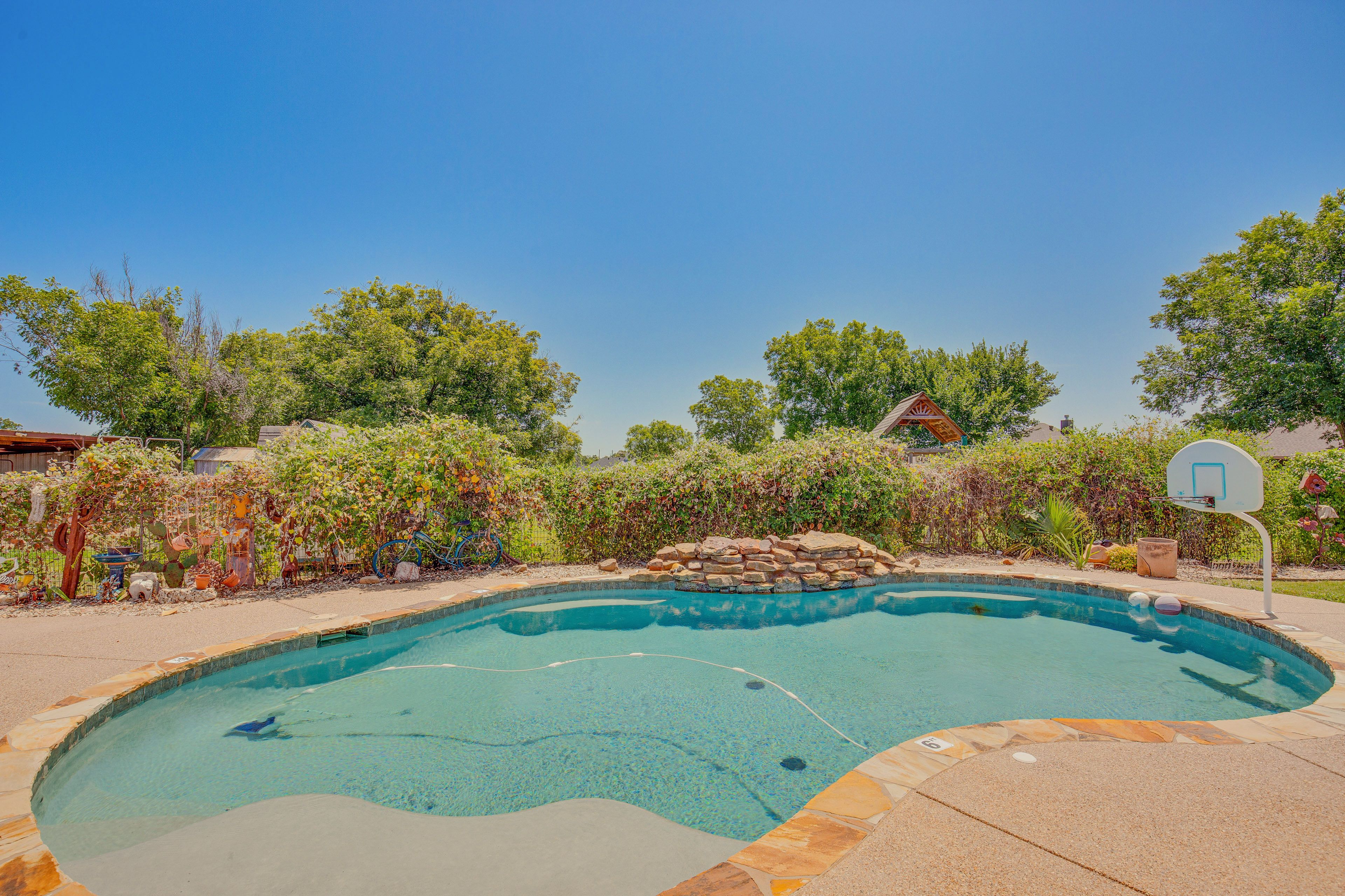 Stephenville Vacation Rental | 4BR | 2BA | 2,400 Sq Ft | 1 Minor Step to Enter