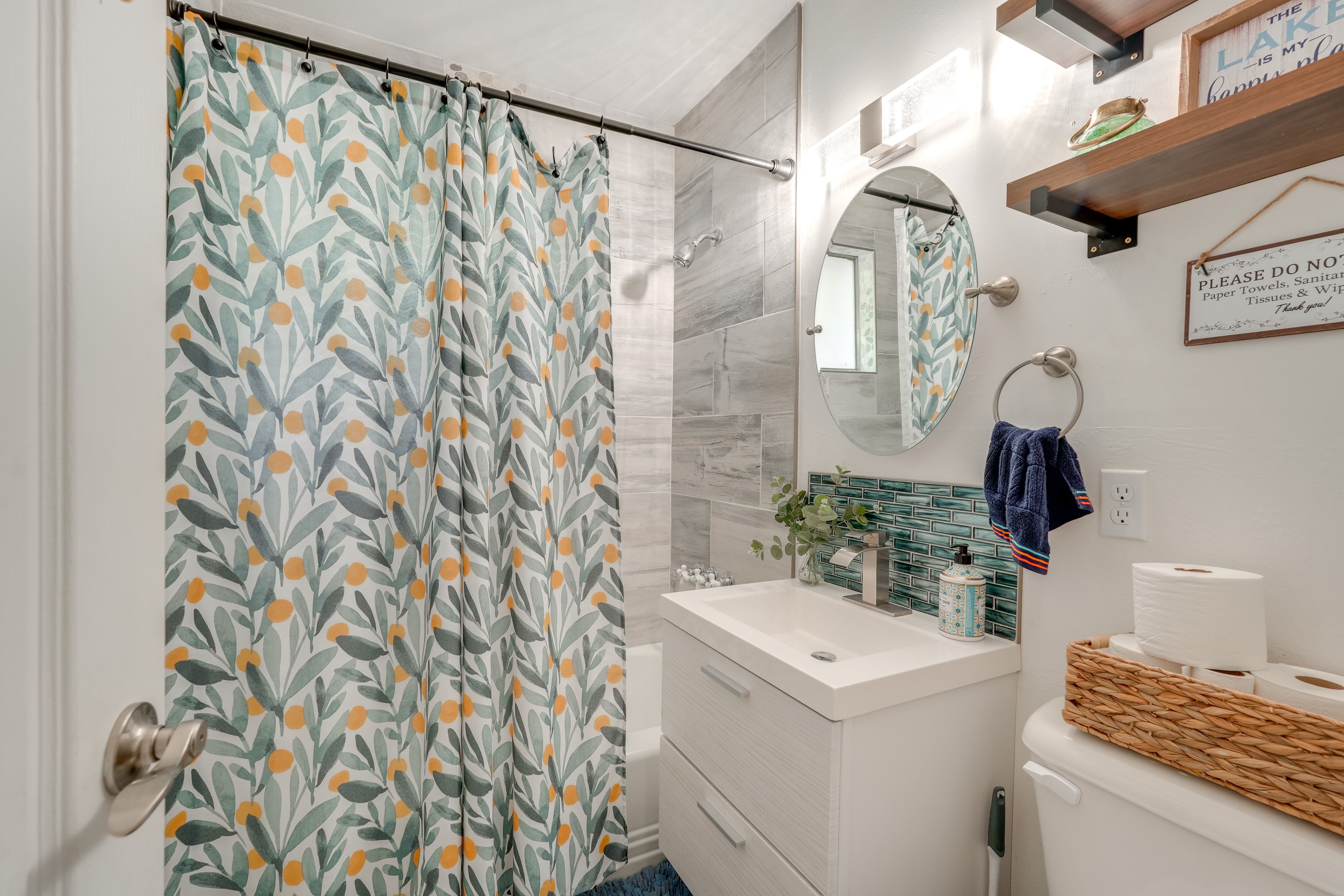 Full Bathroom | Towels Provided | 2nd Floor
