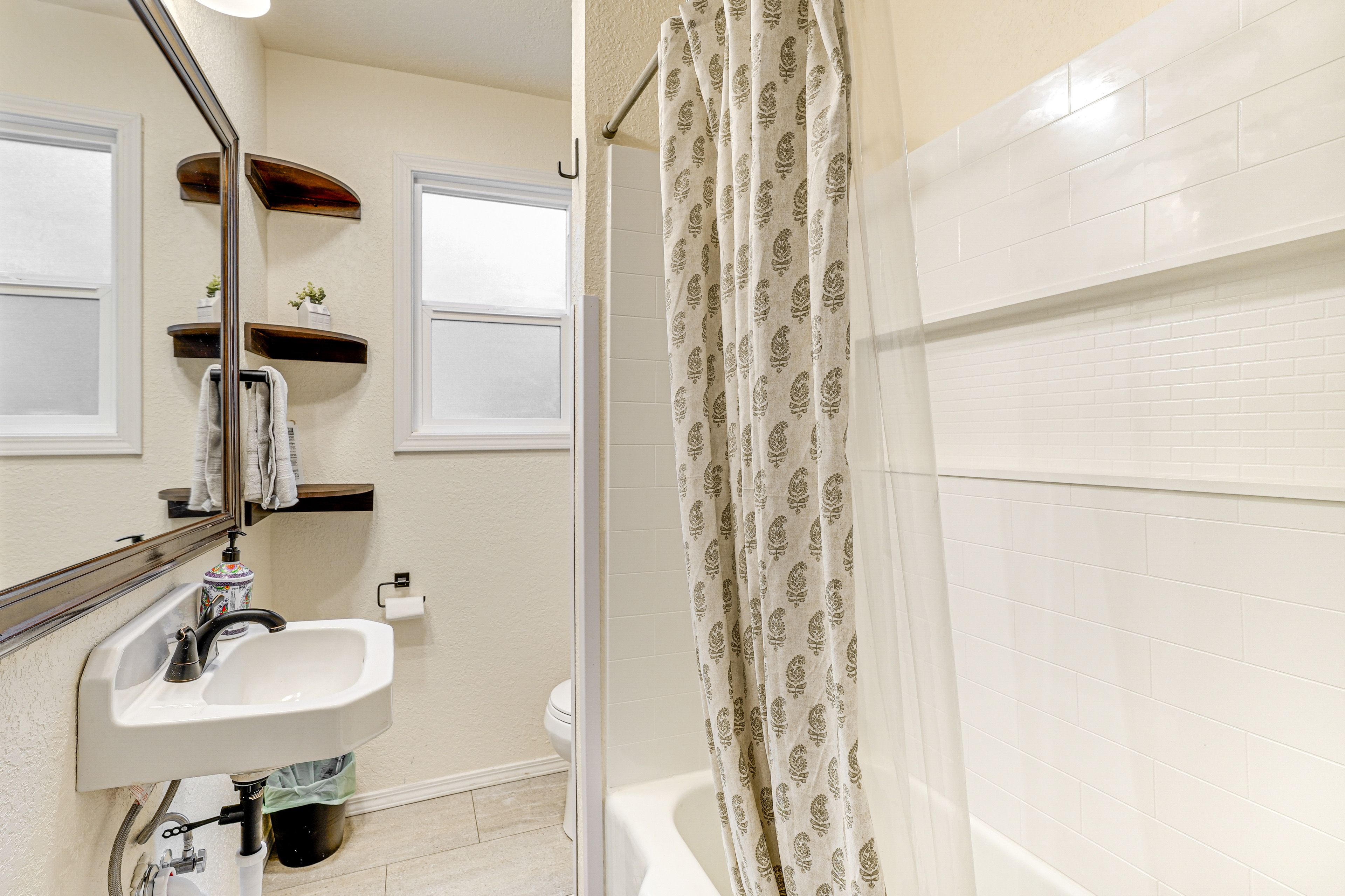 Full Bathroom | Complimentary Toiletries