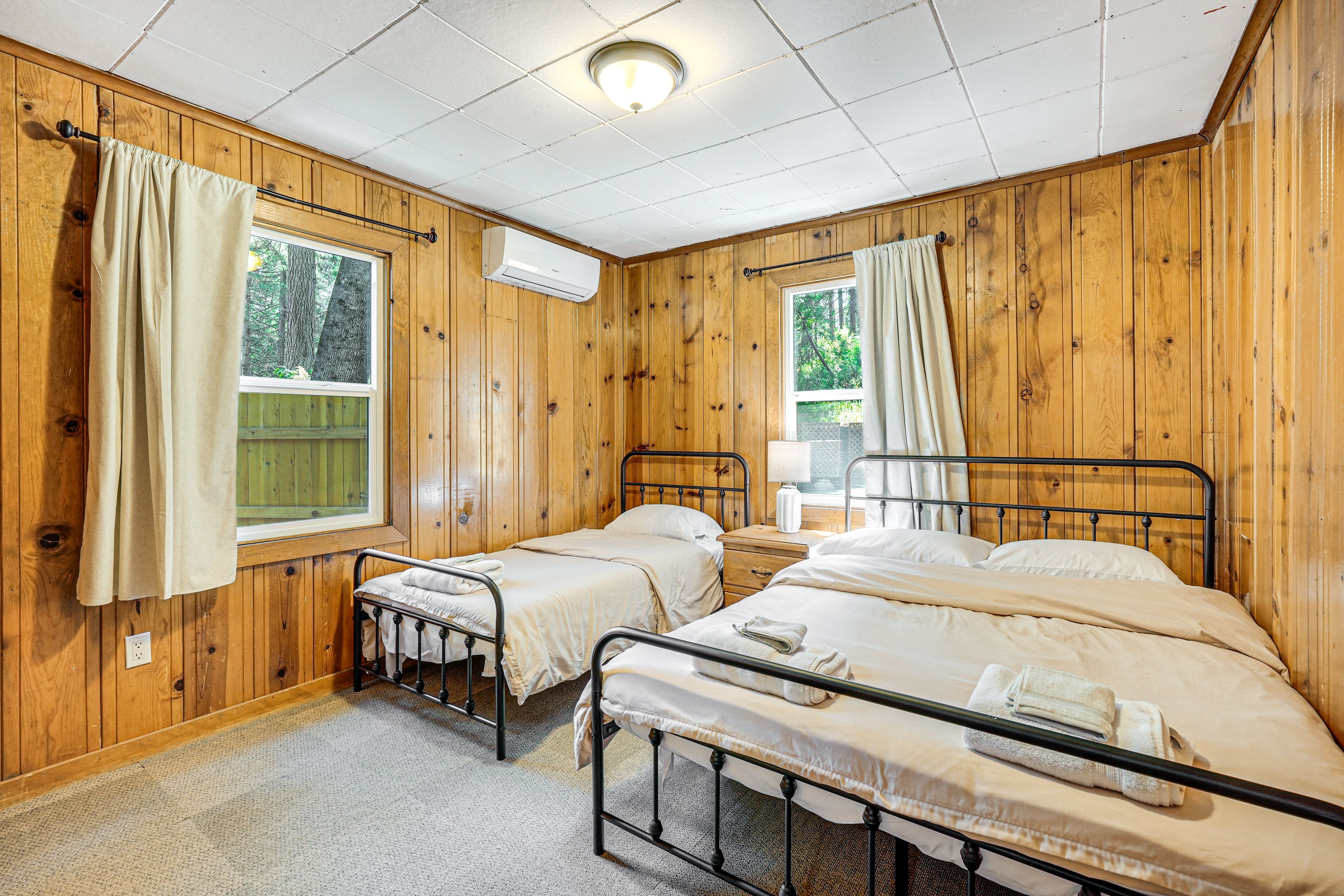 Bedroom 2 | Twin Bed | Queen Bed