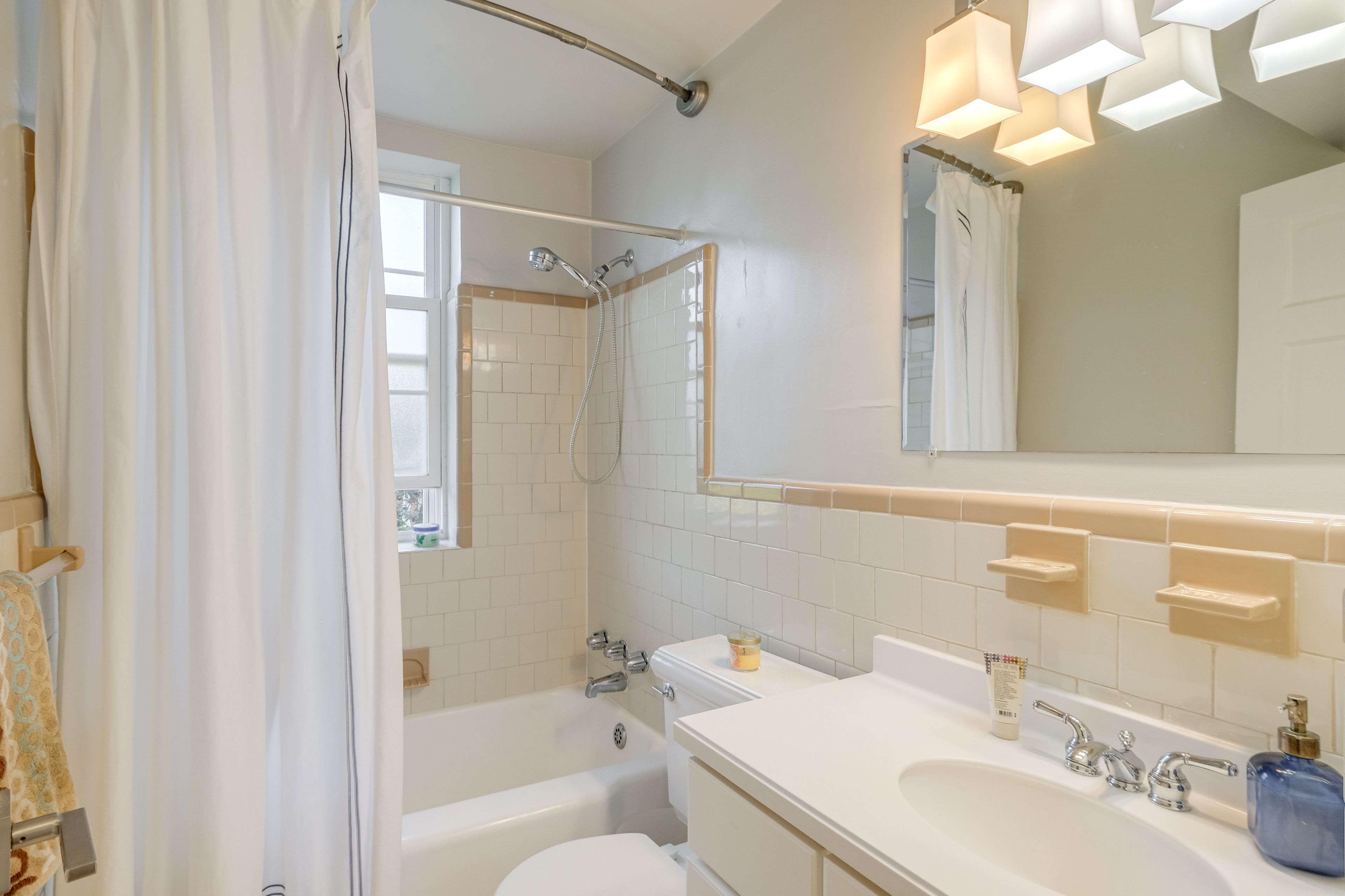 Full Bathroom | Complimentary Toiletries | Towels Provided
