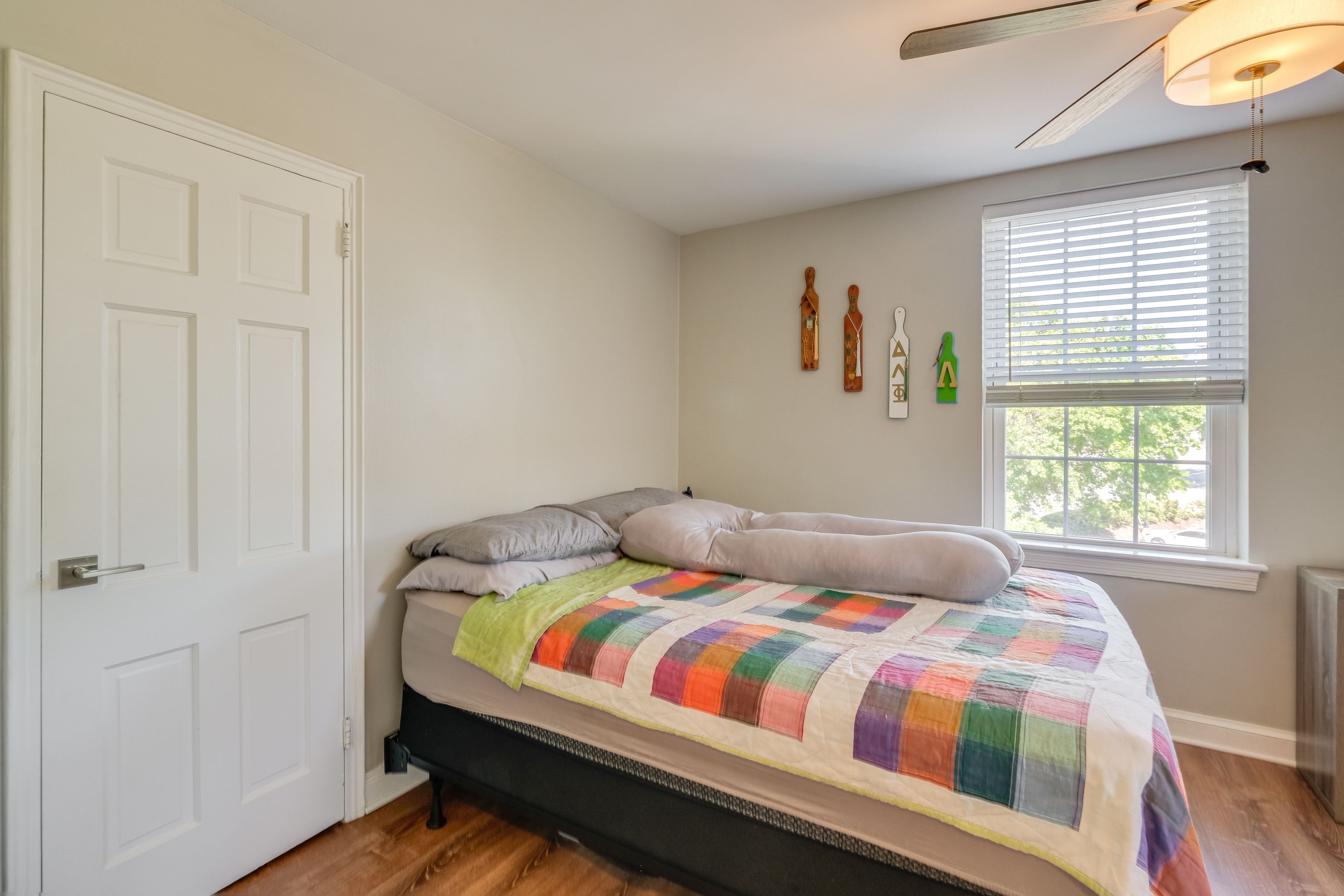 Bedroom | Queen Bed | Laptop Workspace | Free WiFi