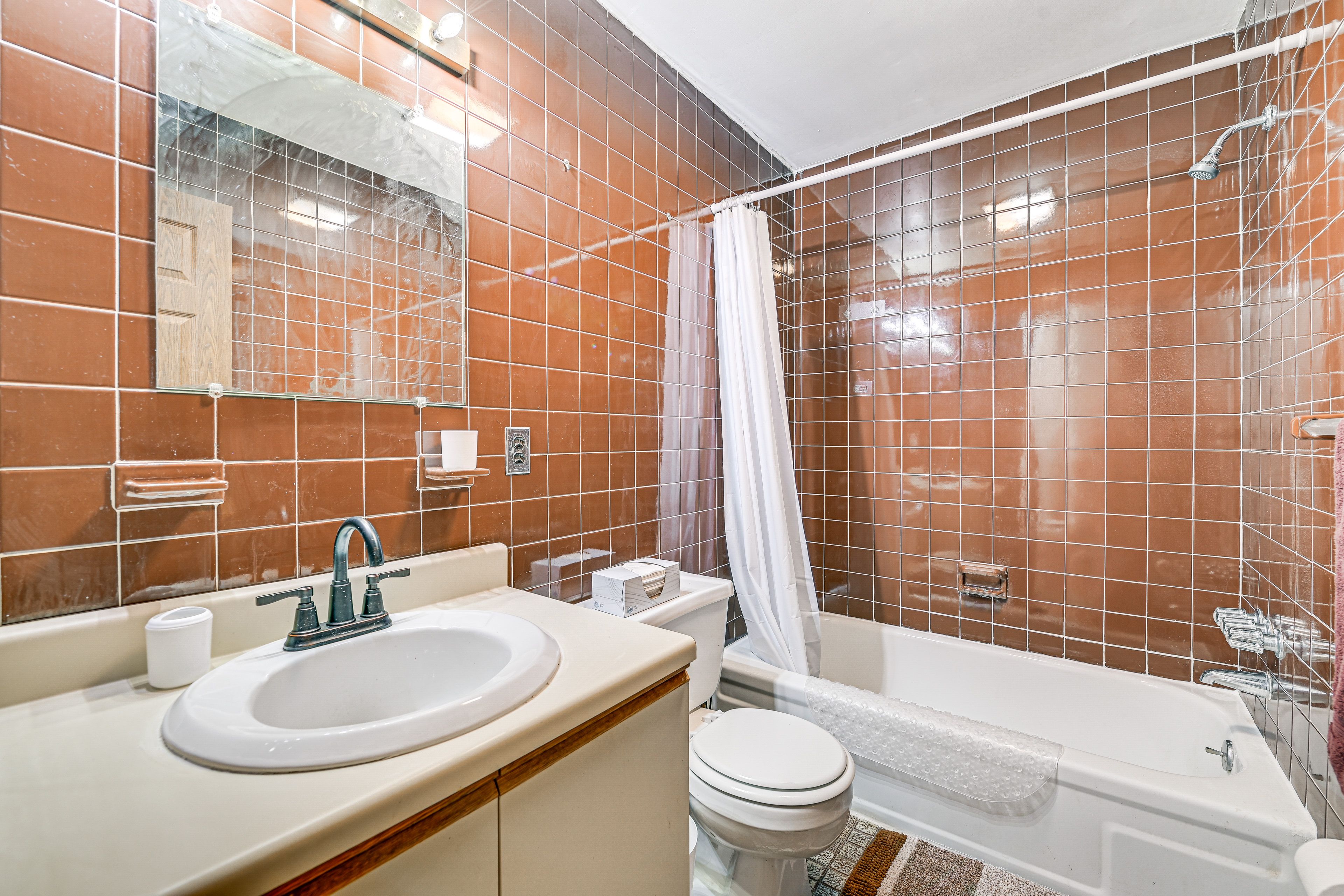 Full Bathroom | 2nd Floor | Towels Provided