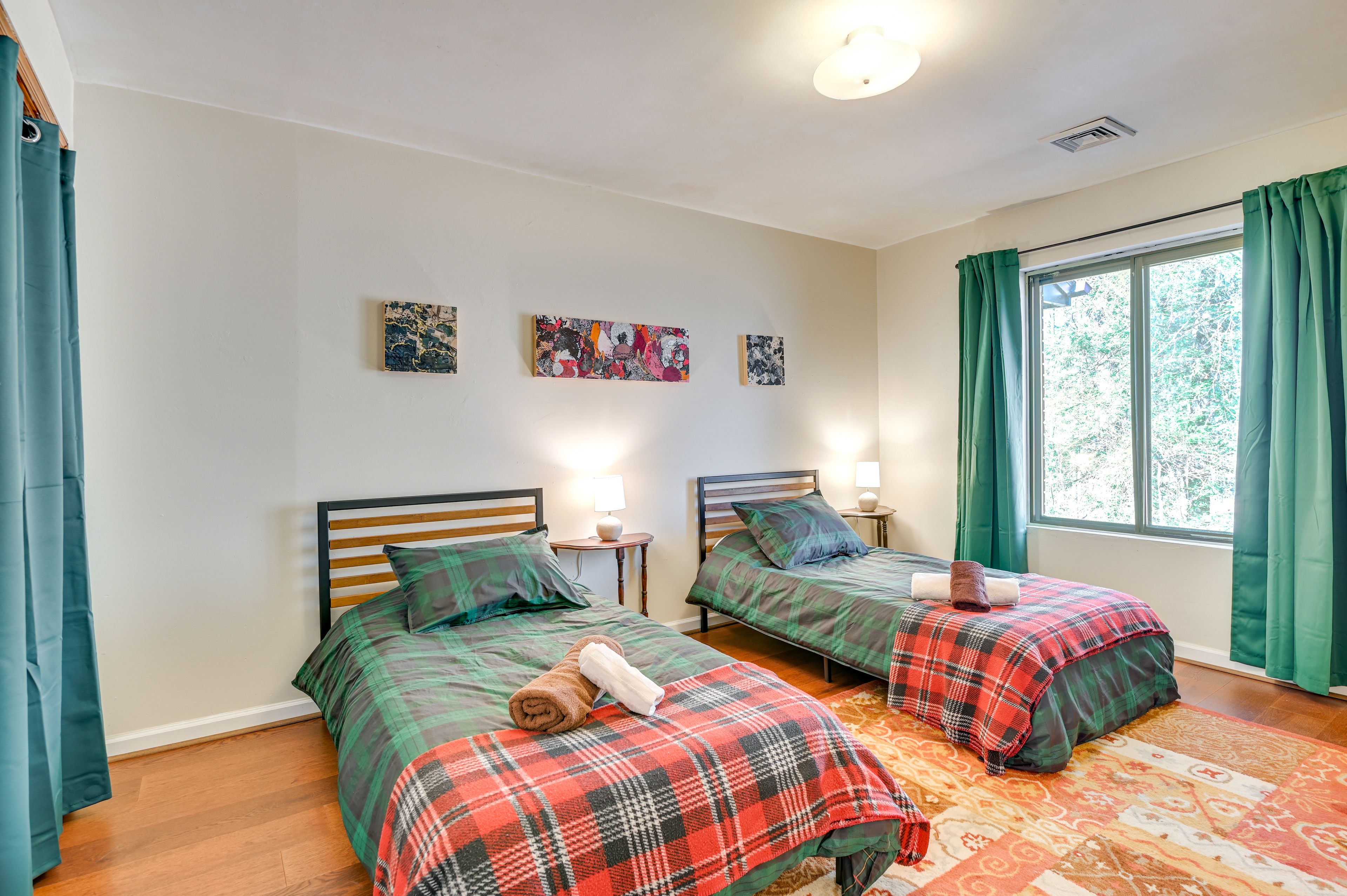 Bedroom 2 | 2nd Floor | 2 Twin Beds | Linens Provided