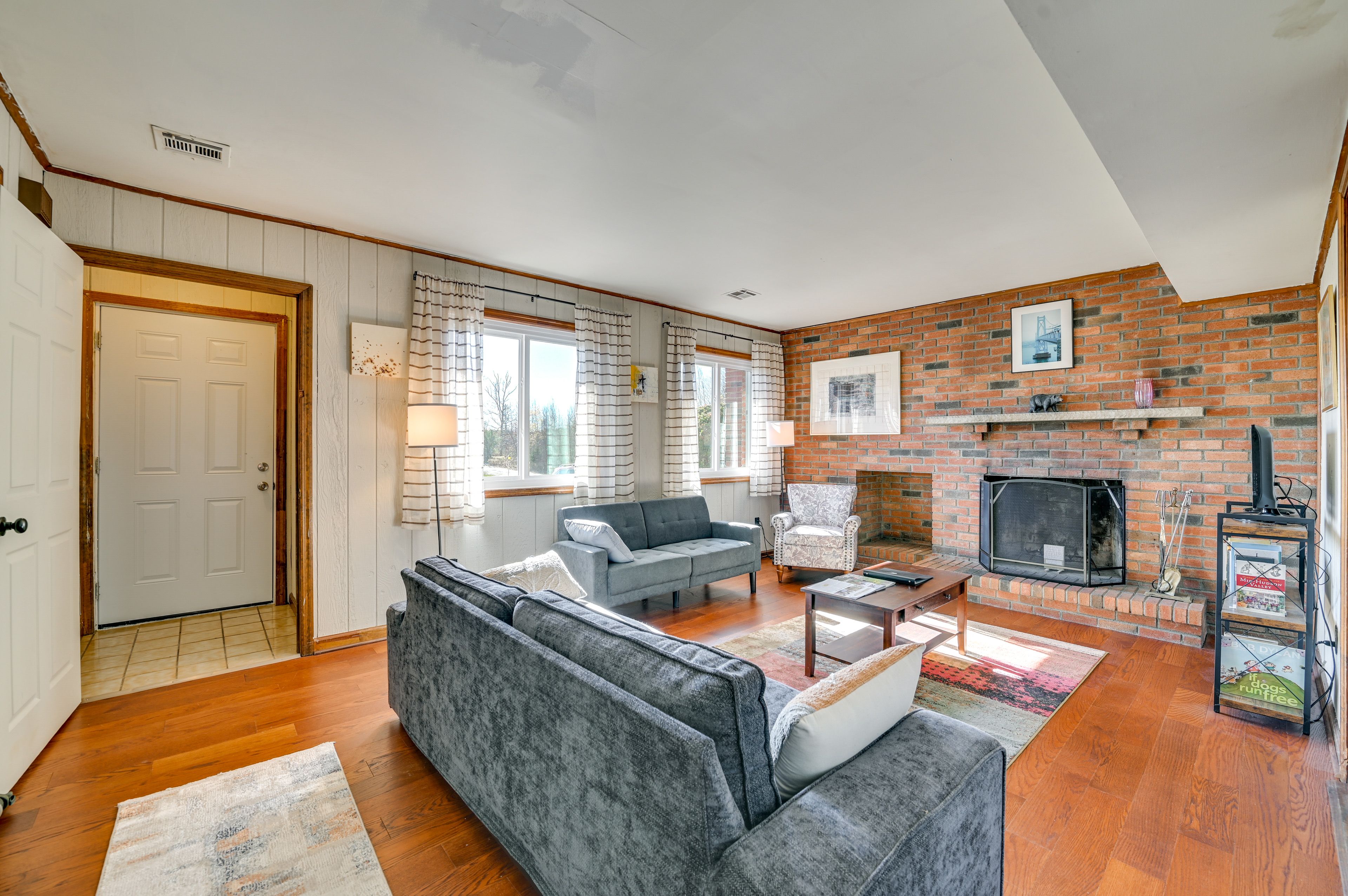 Living Room | 1st Floor | Free WiFi | Central Heating & A/C
