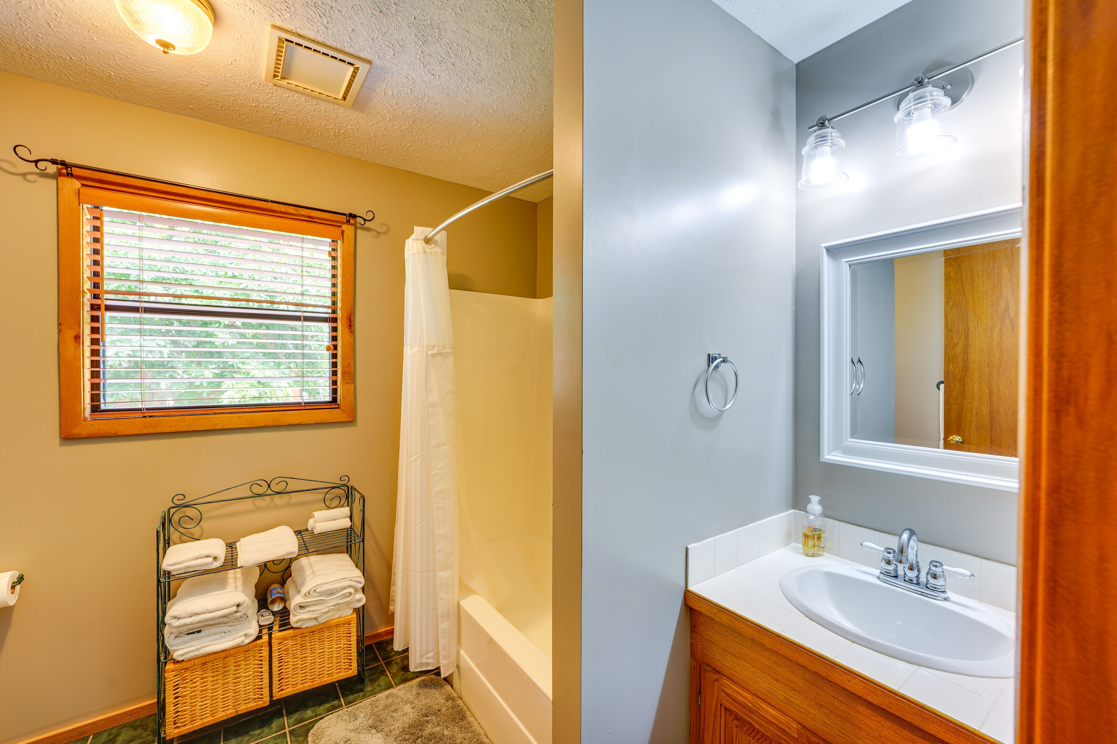 Full Bathroom | Towels Provided