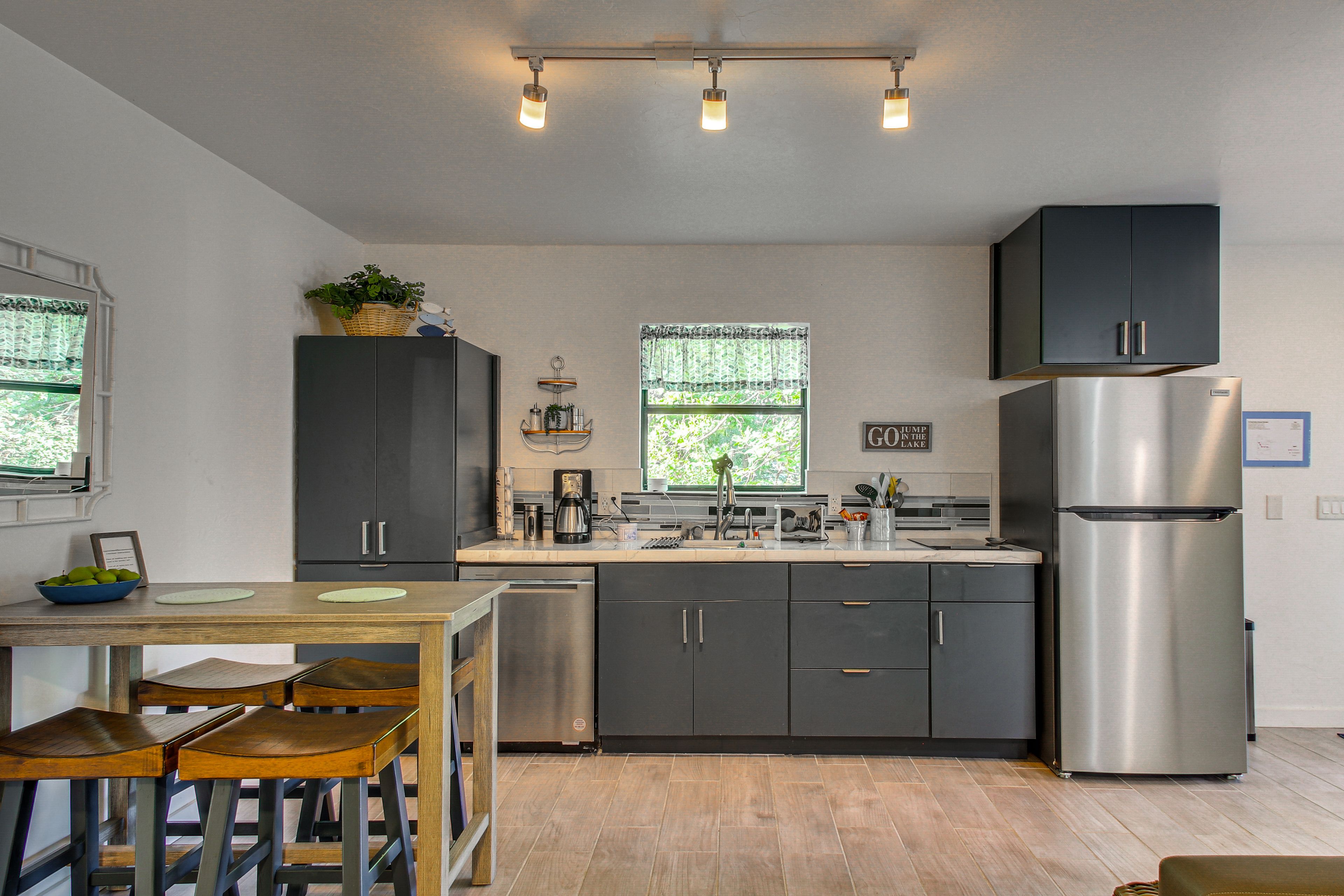 Dining Area | Dishware/Flatware Provided