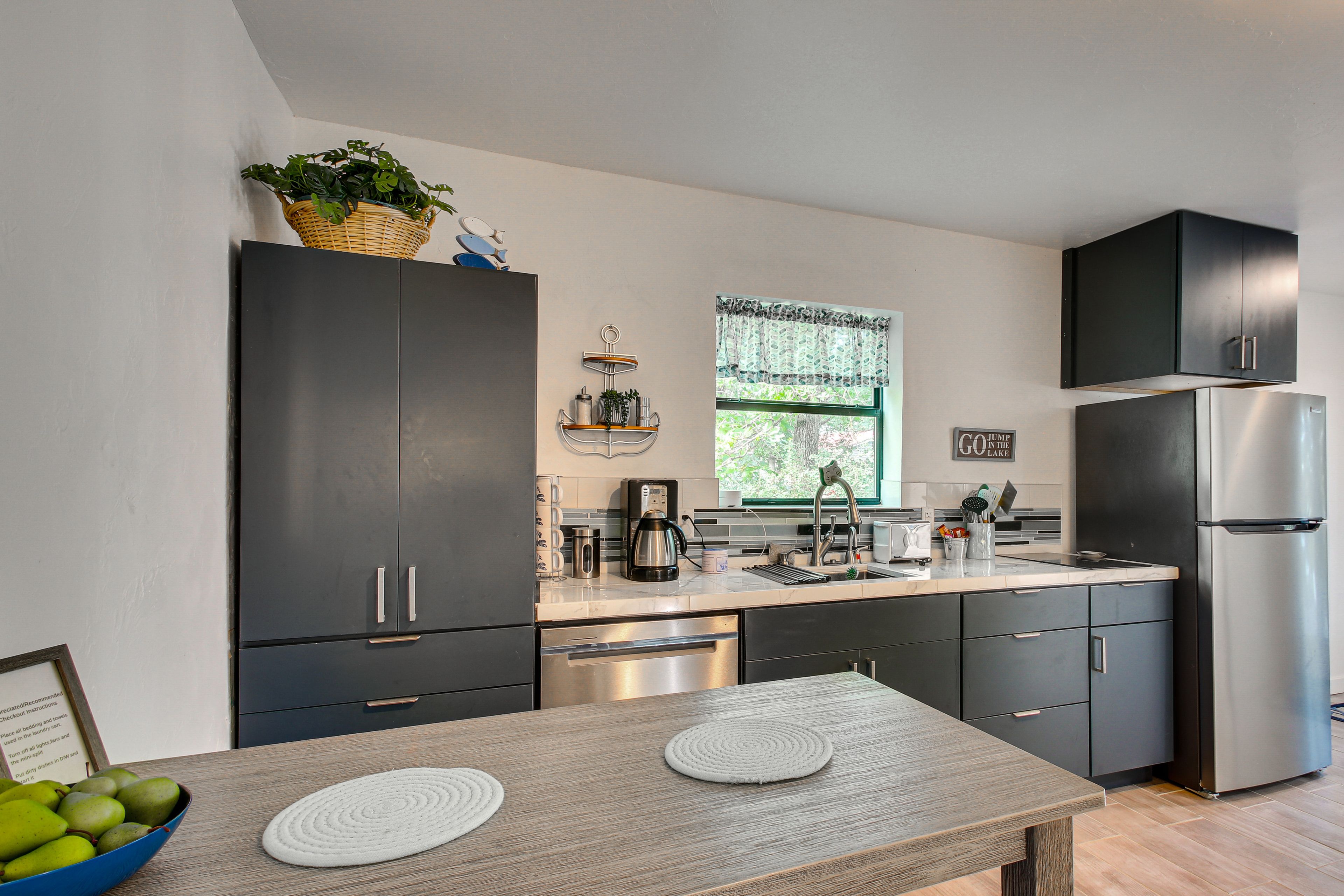 Kitchenette | 2-Burner Stovetop | Dishwasher | Coffee Percolator | Toaster