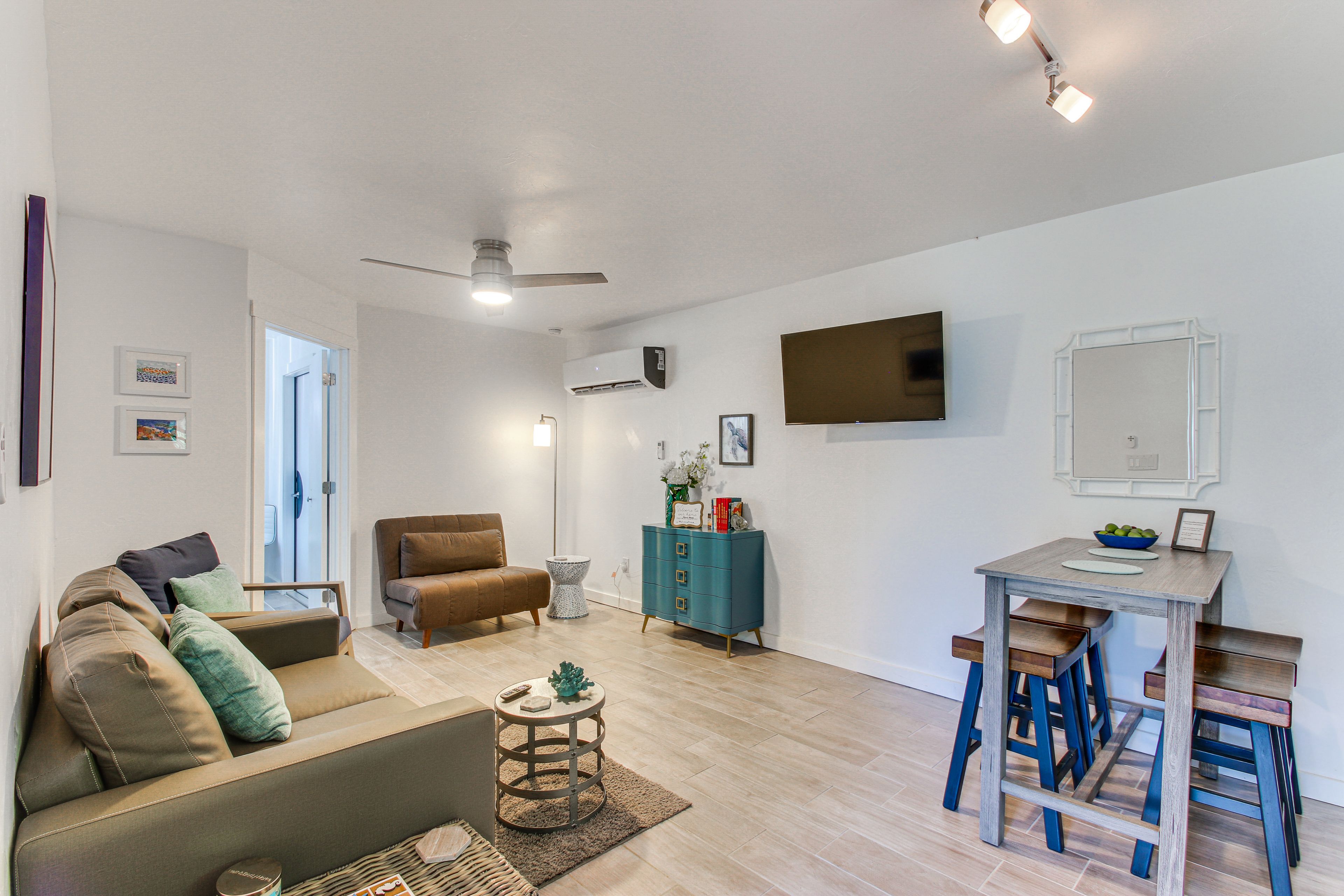 Living Room | Twin Sleeper Sofa | Twin Sleeper Chair | Smart TV | Free WiFi