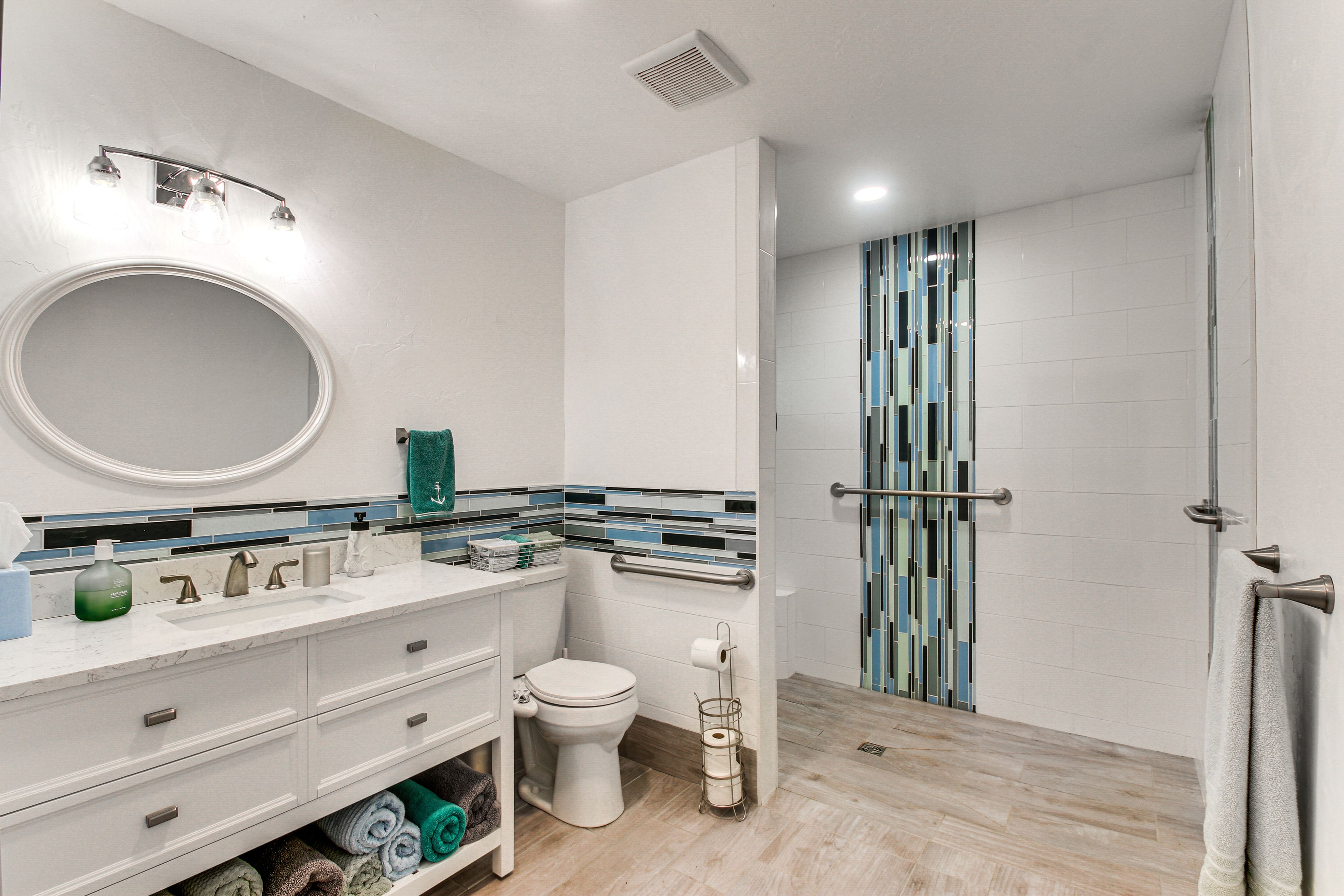 Full Bathroom | Towels Provided | Complimentary Toiletries