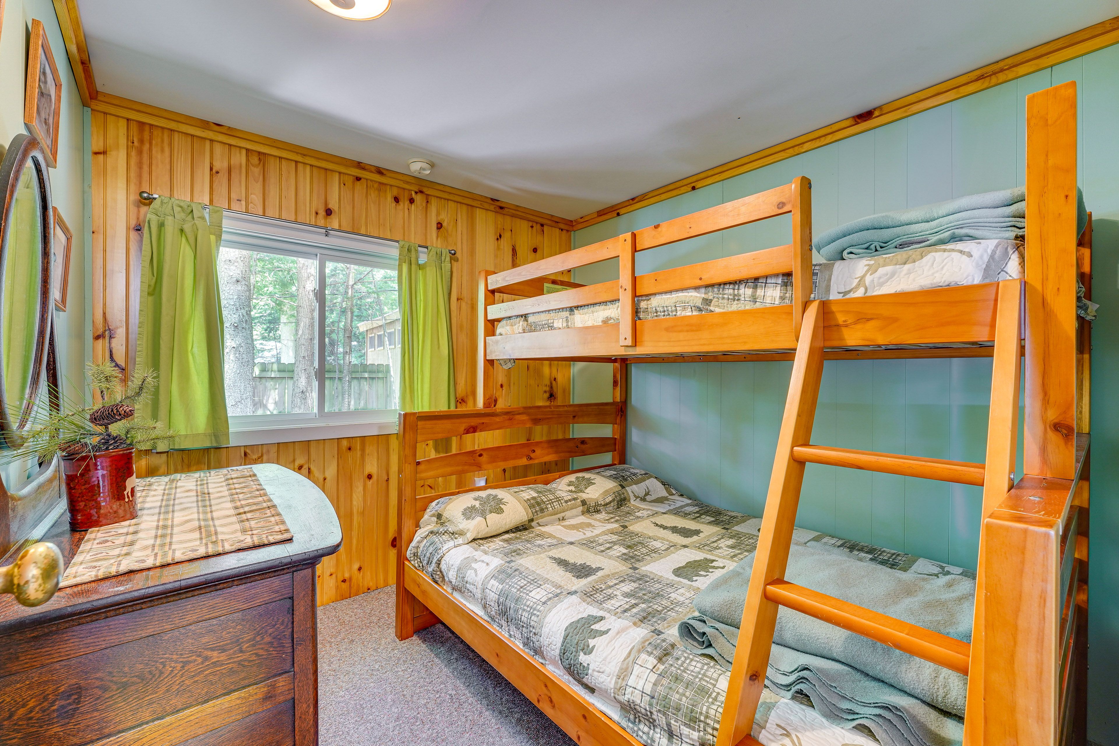 Bedroom 2 | Twin/Full Bunk Bed