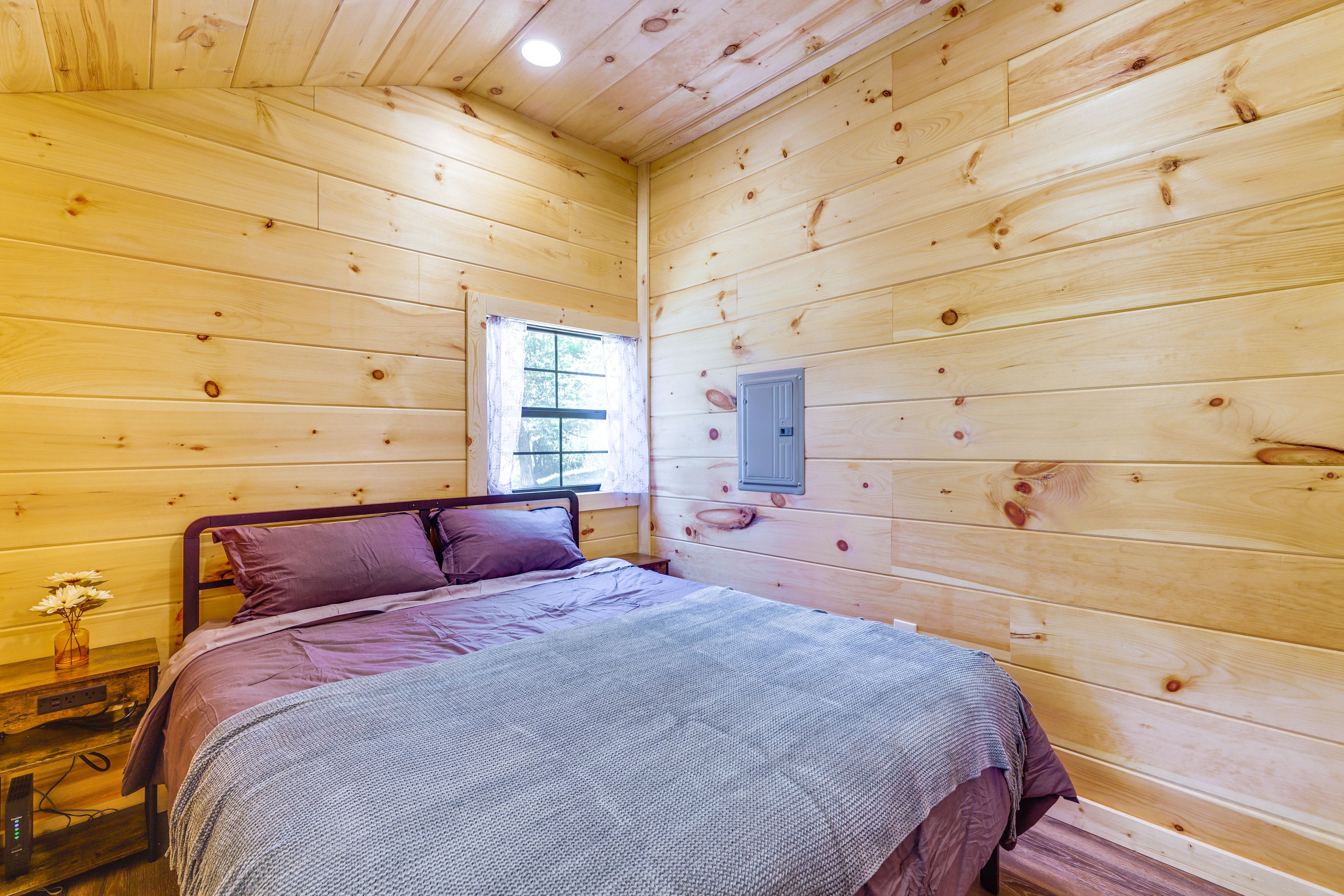 Bedroom | Queen Bed