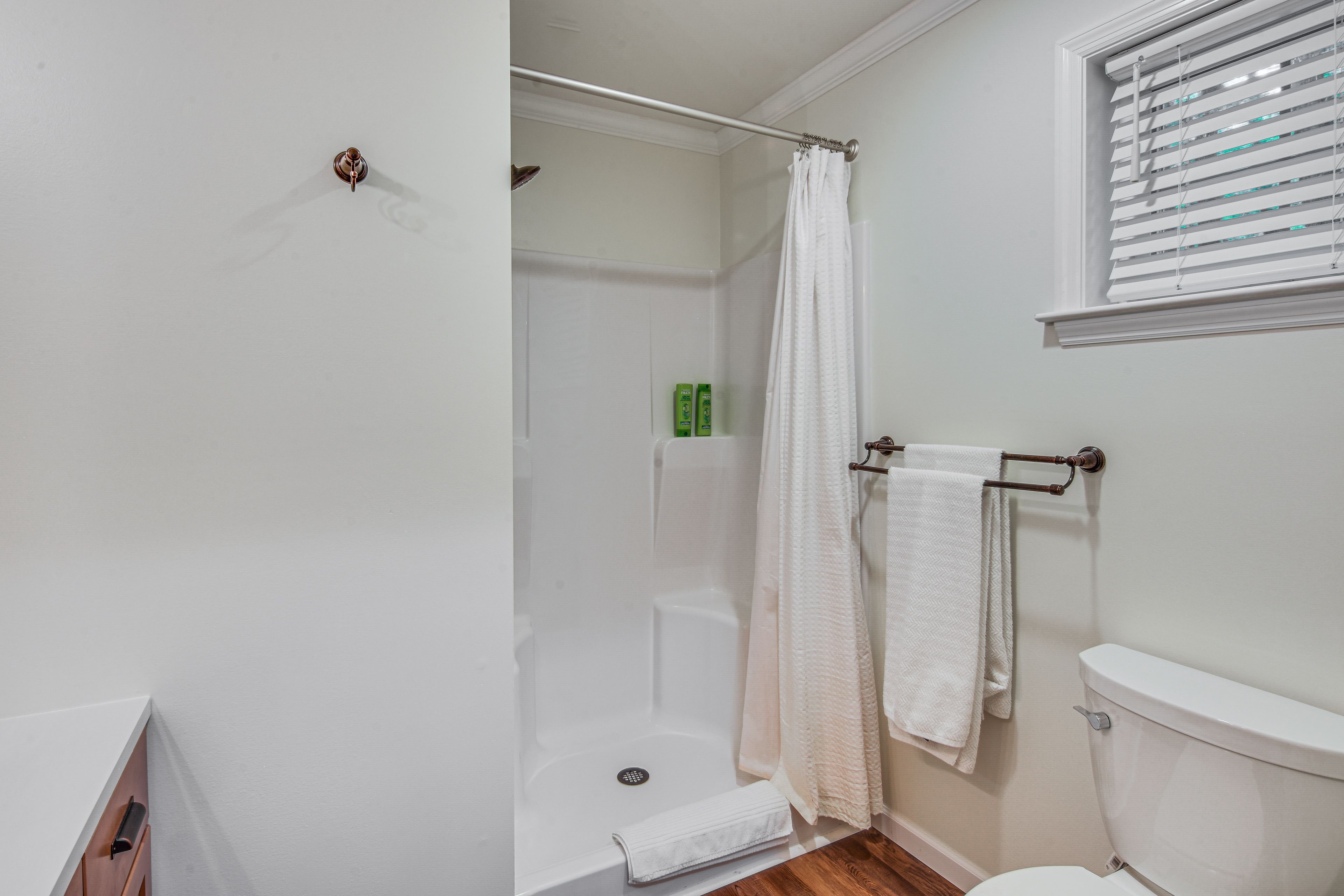 Full Bathroom | 1st Floor | Towels Provided