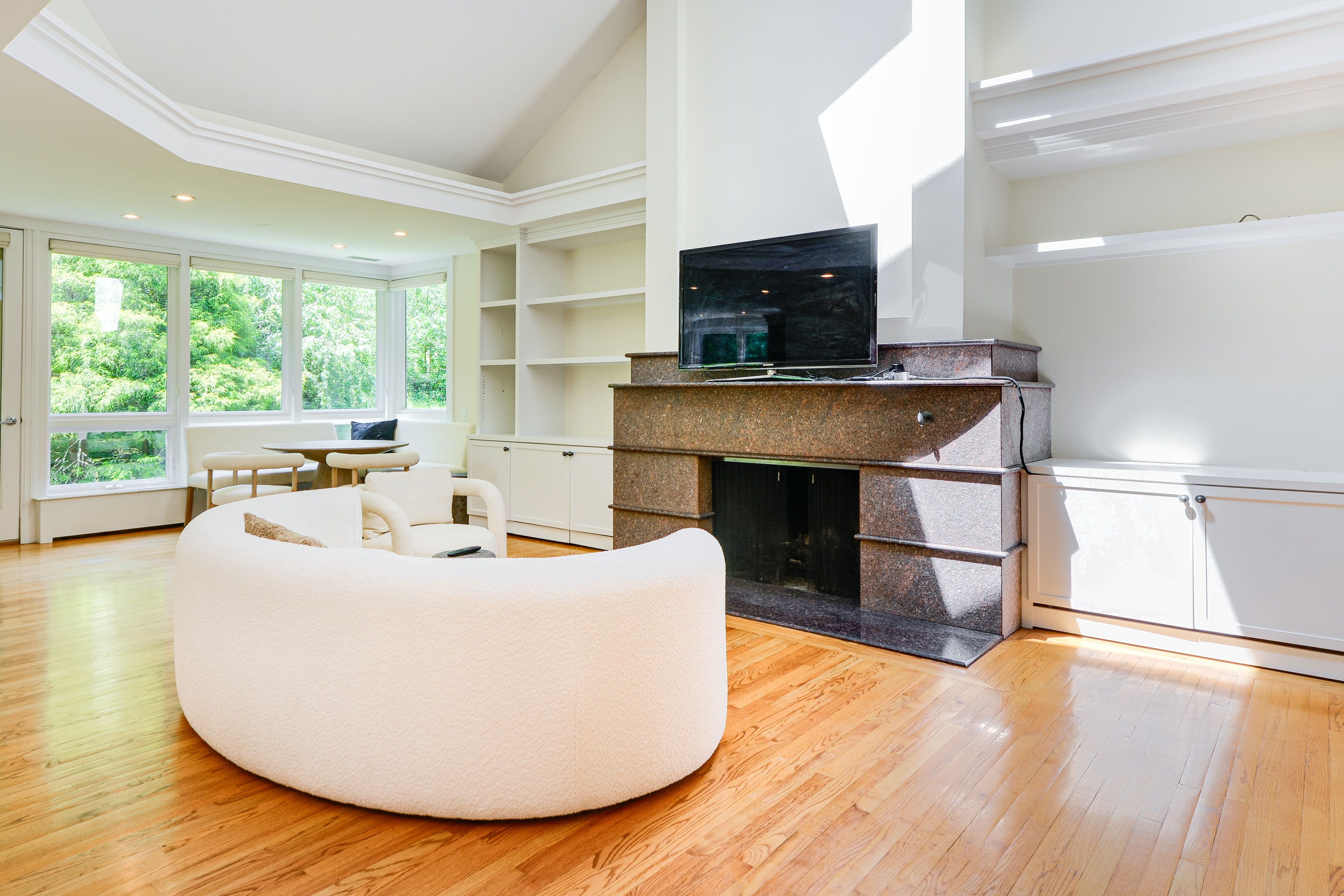 Living Room | Flat-Screen TV | Fireplace | Central Heating & A/C | Free WiFi