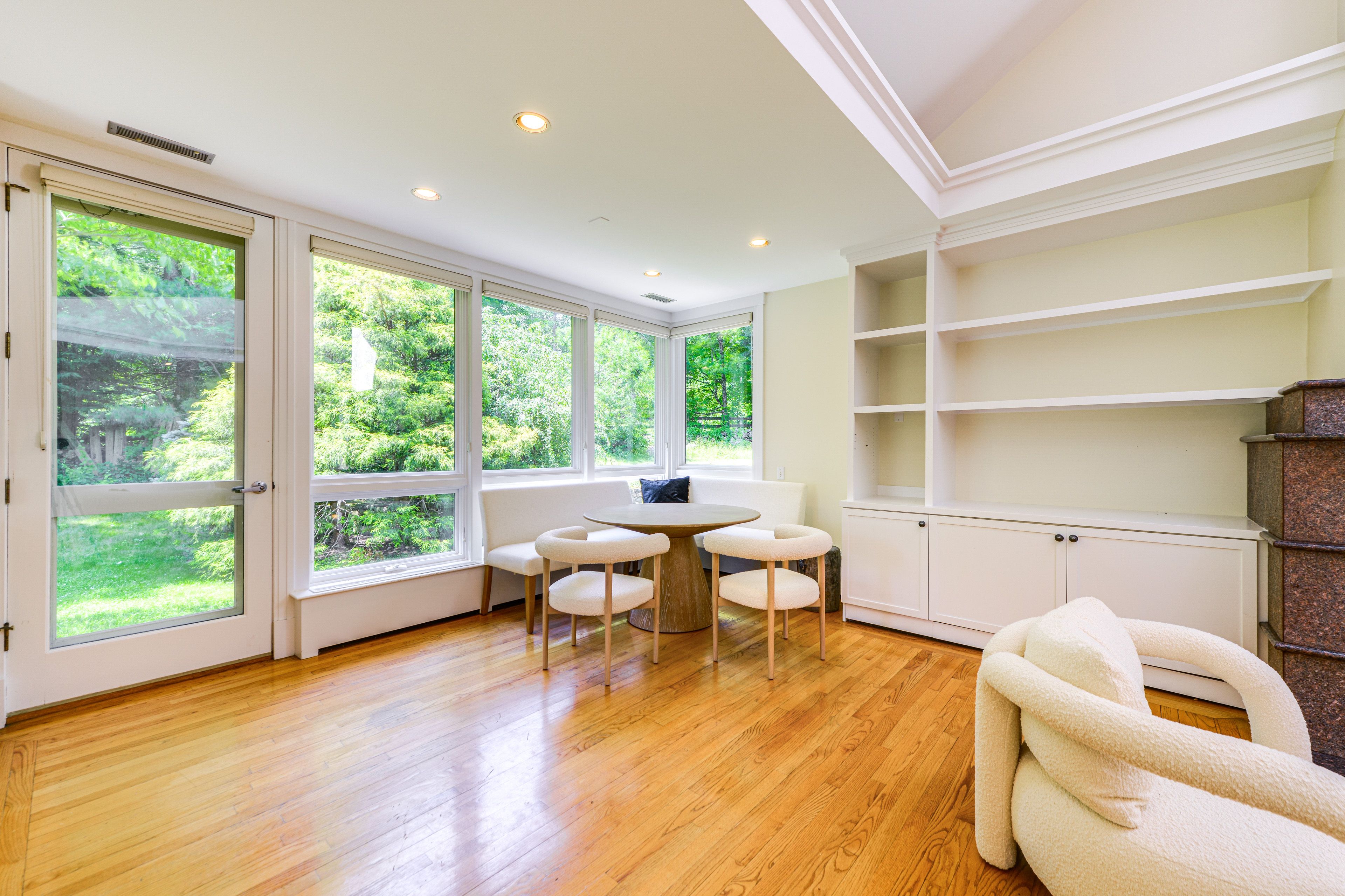 Dining Area | Dishware/Flatware