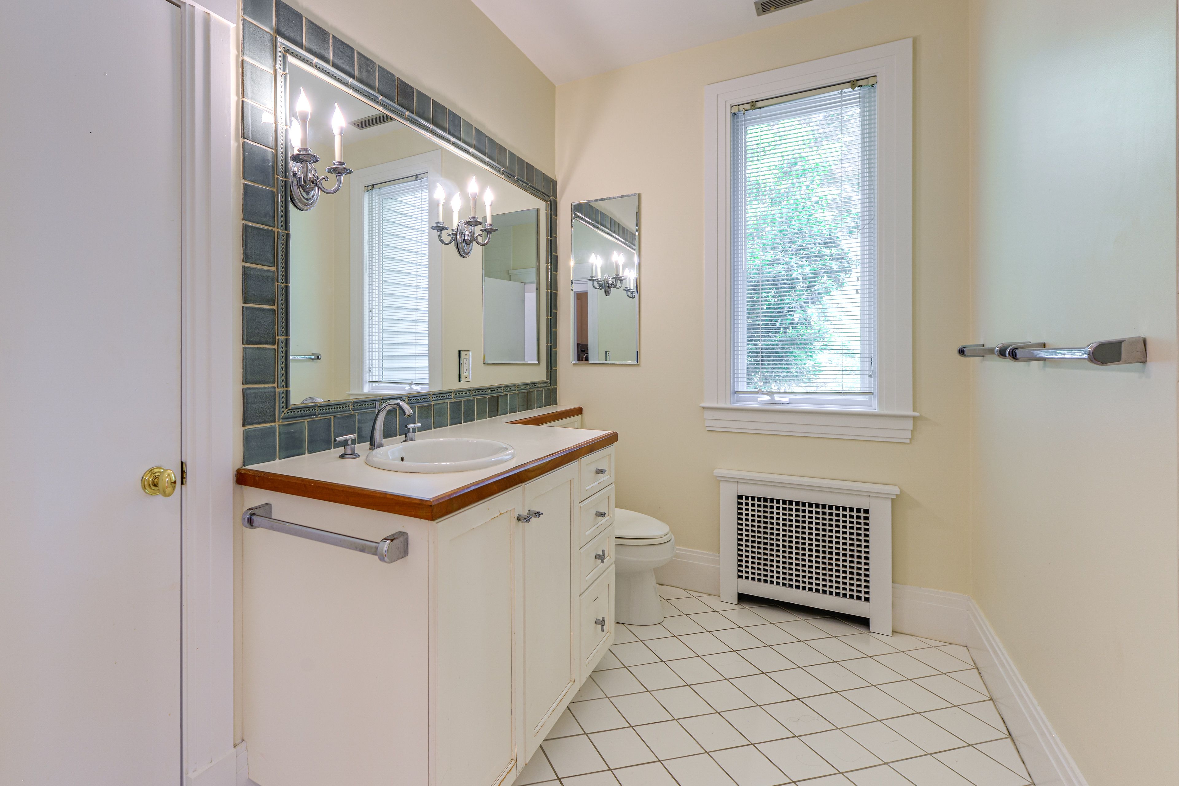 Full Bathroom | Complimentary Toiletries | Towels Provided