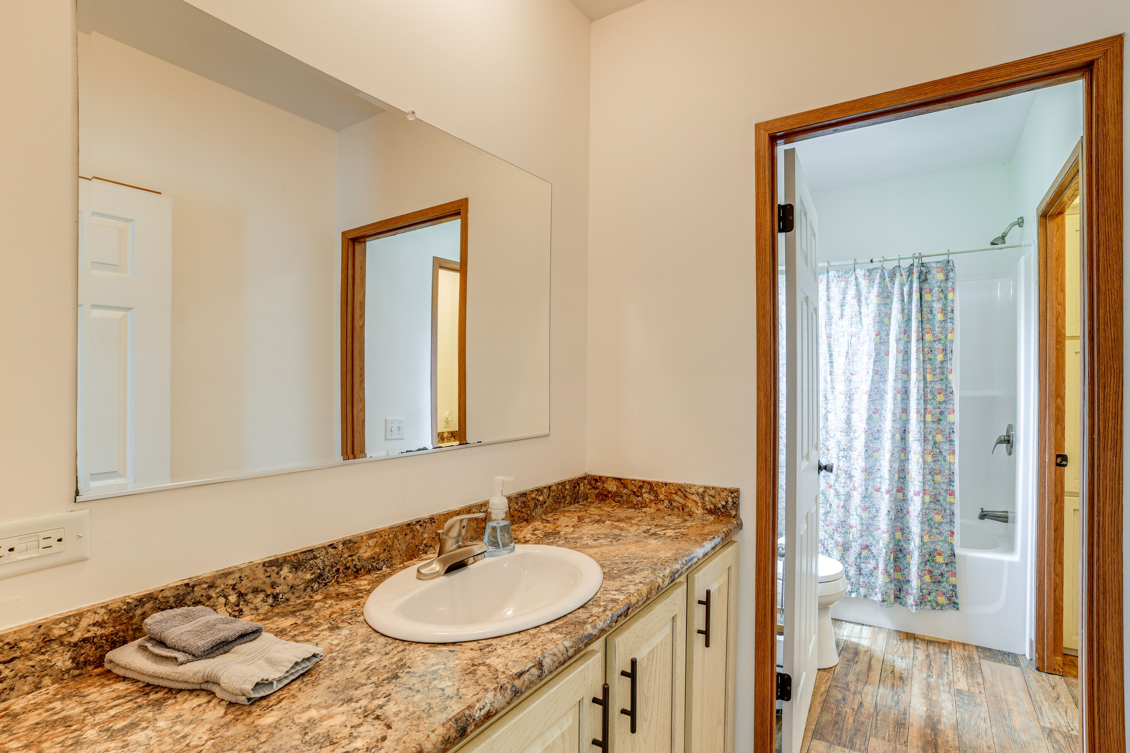 Jack-and-Jill Bathroom | Towels Provided | Complimentary Toiletries | 1st Floor