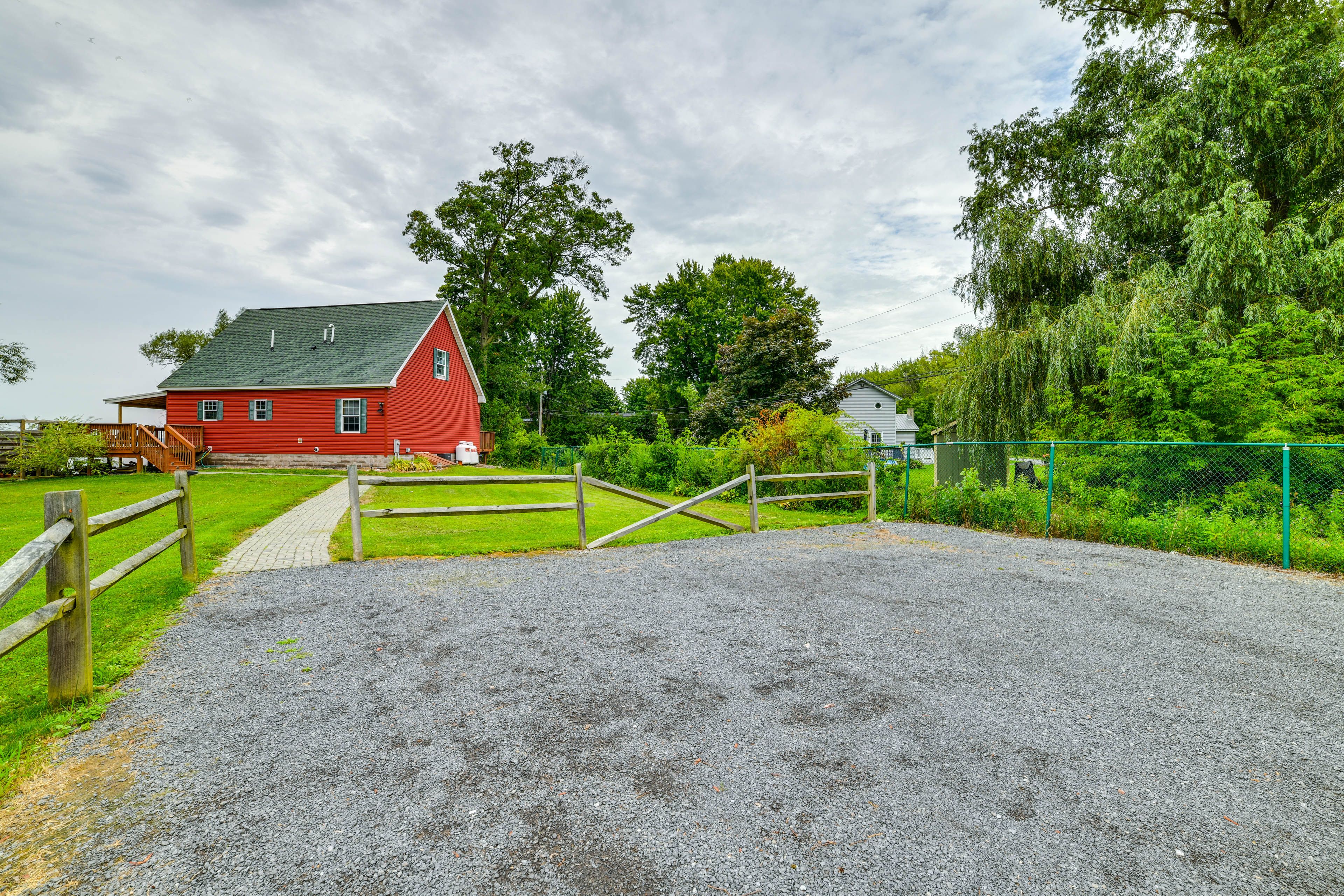 Parking | Driveway (10 Vehicles) | RV/Trailer Parking Available