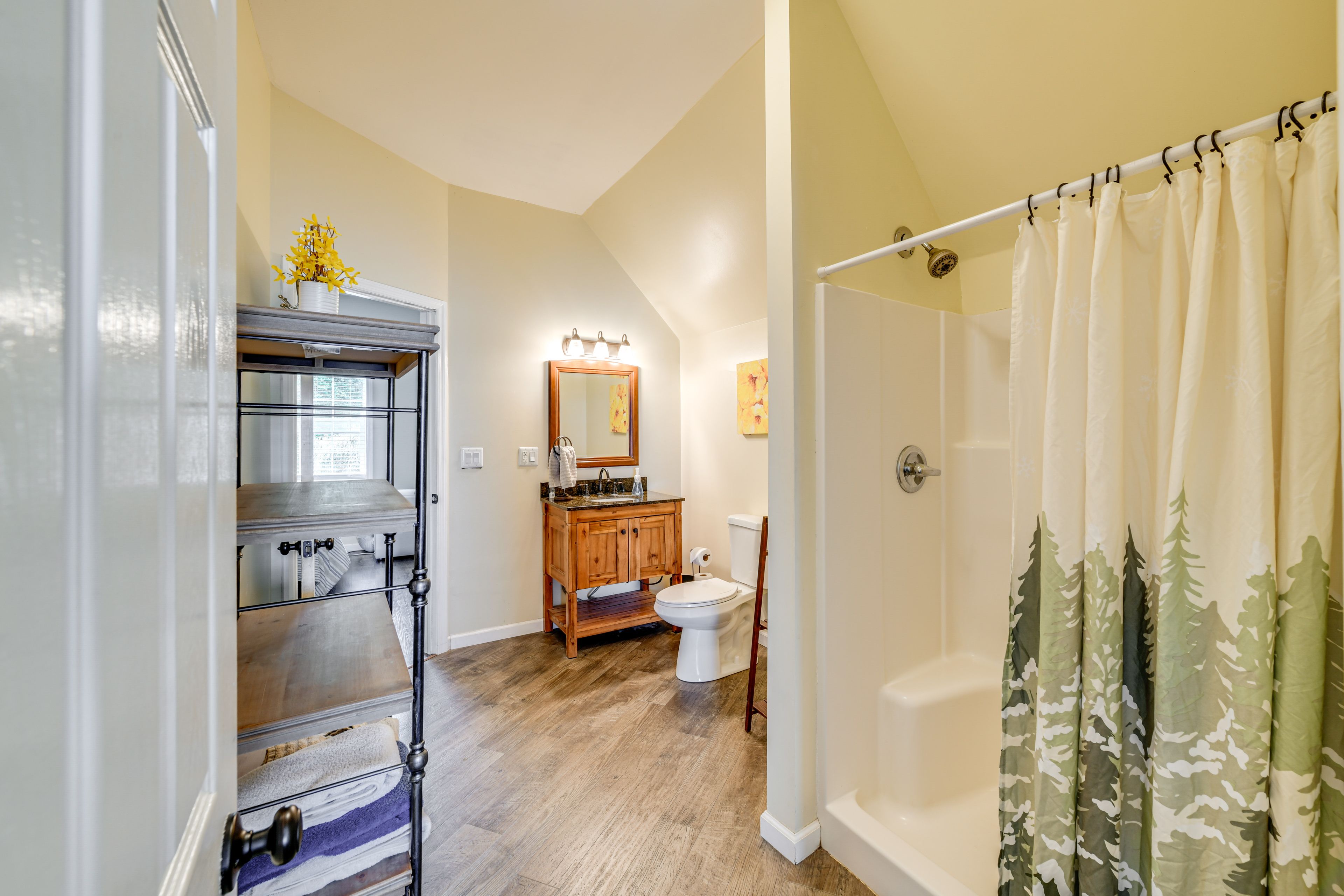 Shared En-Suite Bathroom | 2nd Floor