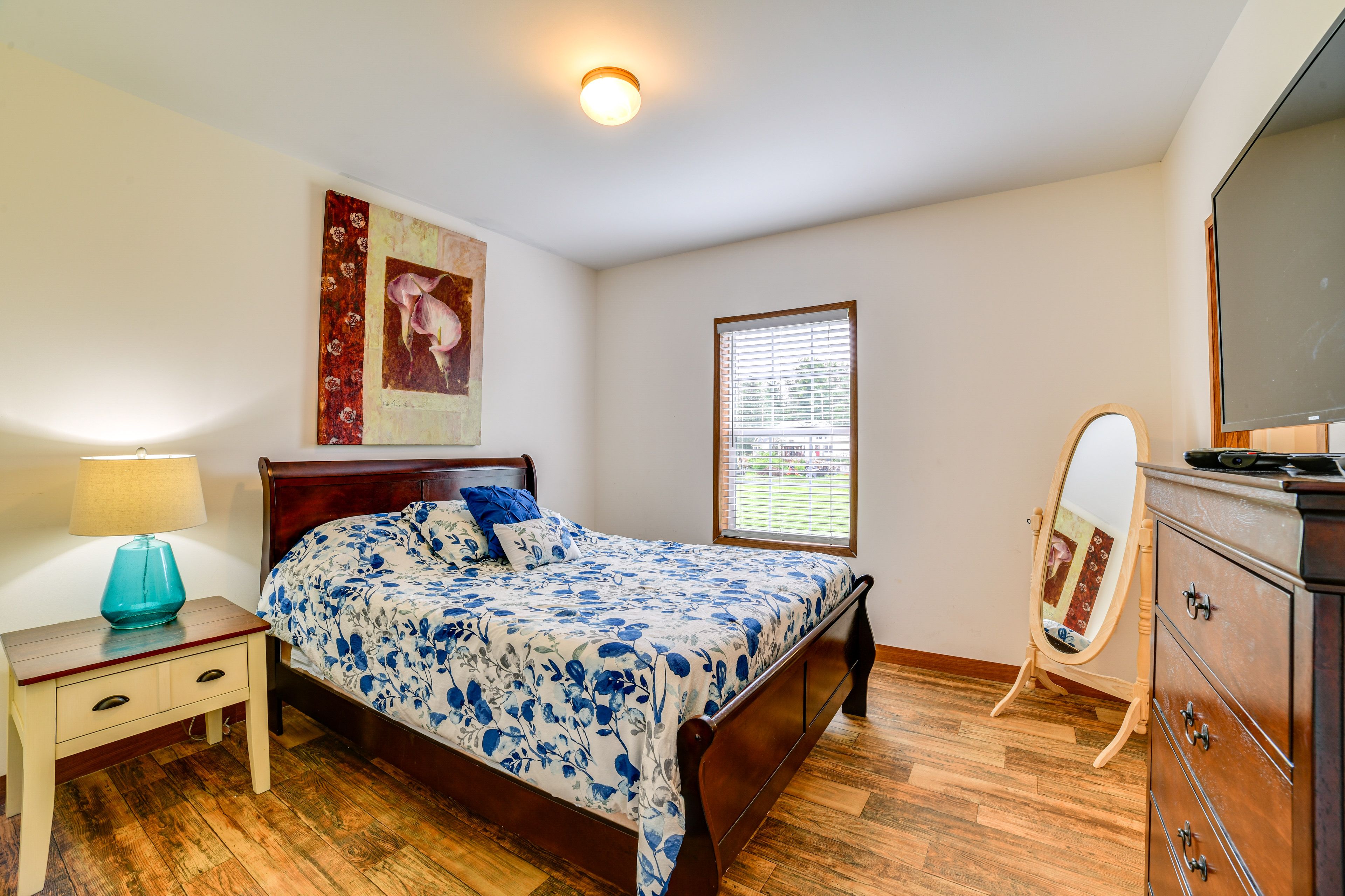 Bedroom 1 | Queen Bed | Linens Provided | 1st Floor