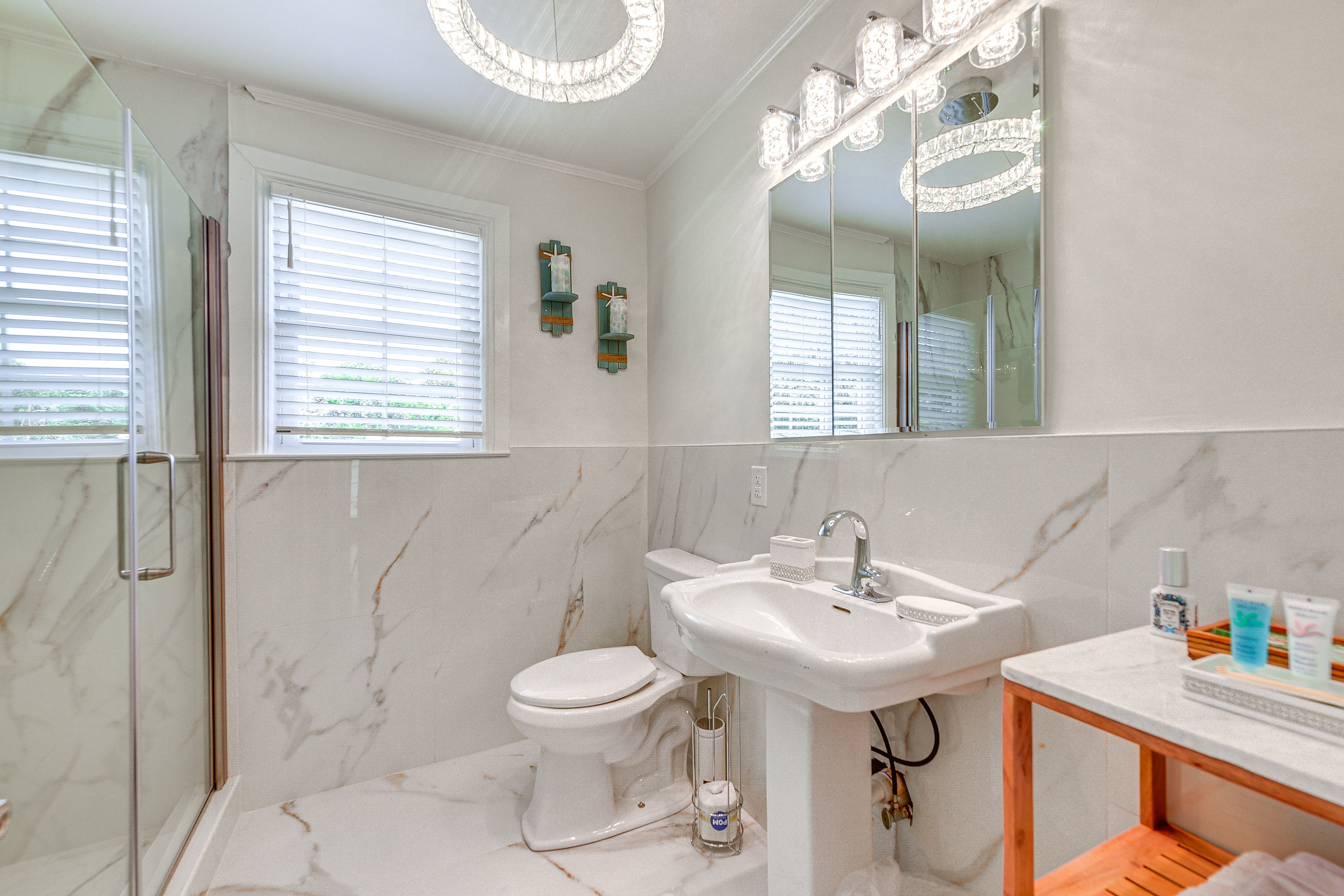 Full Bathroom | Towels Provided | Complimentary Toiletries