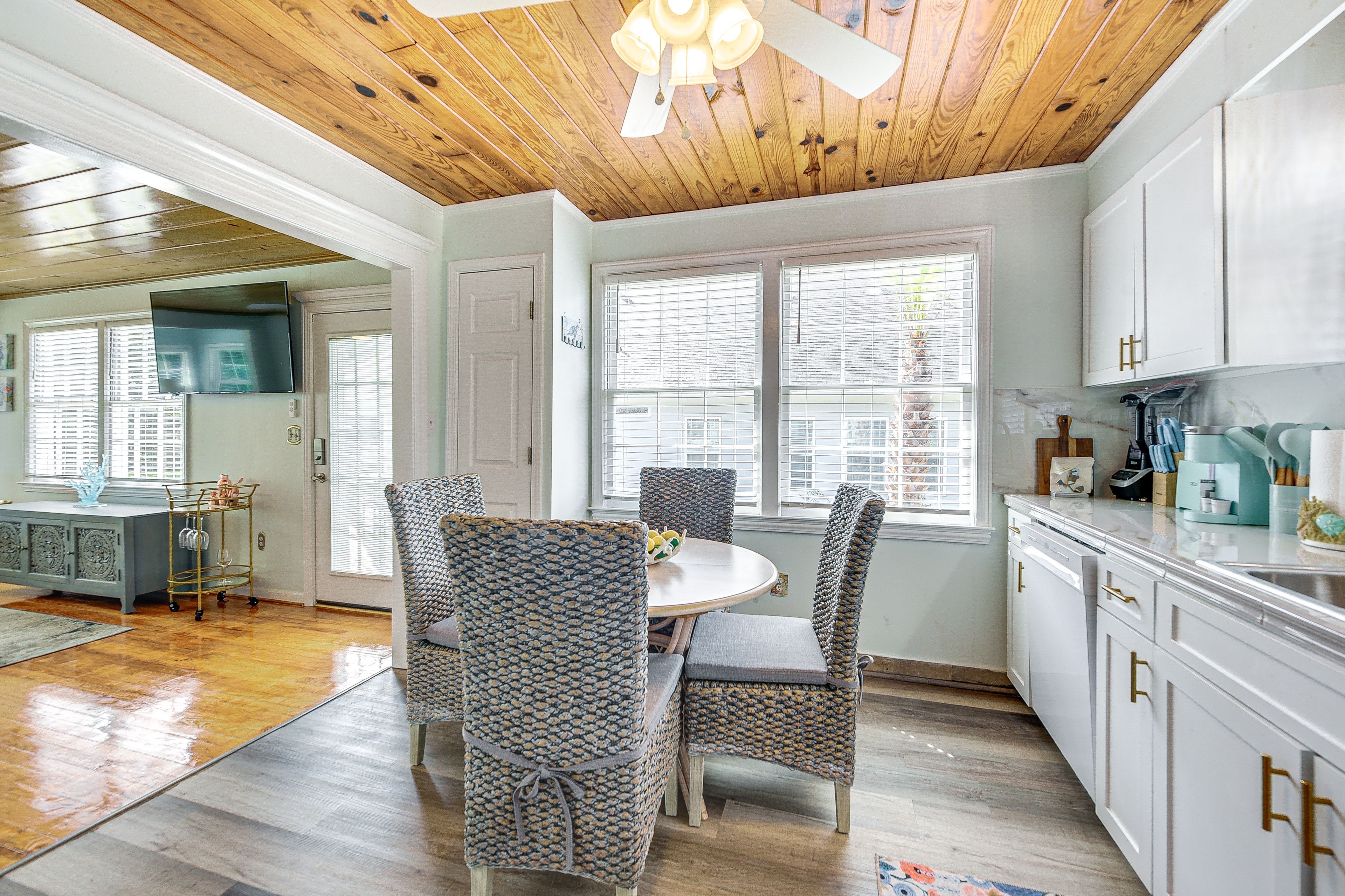 Dining Area | Dishware & Flatware Provided