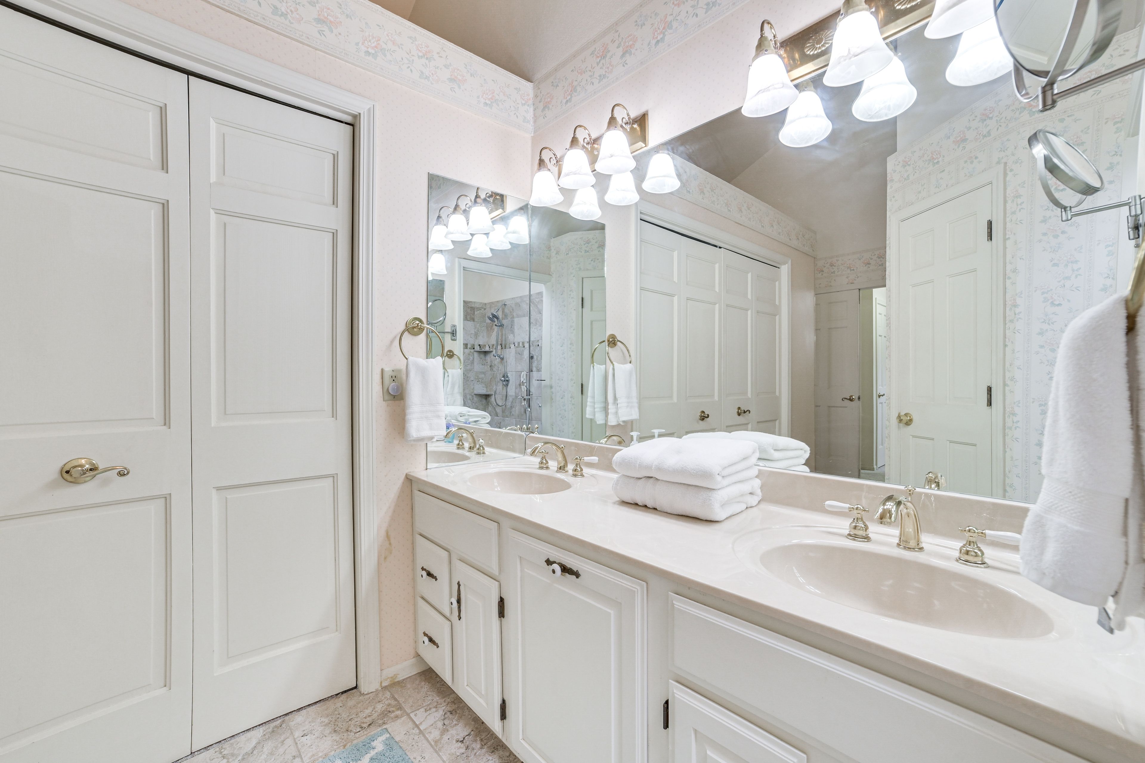 Full Bathroom | Towels Provided
